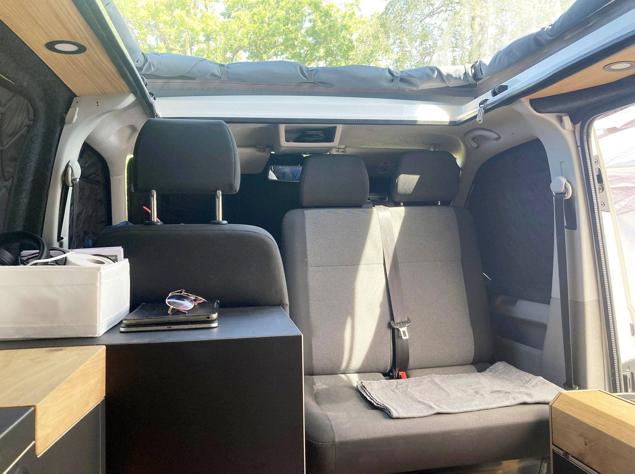 Dining Area Volkswagen Volkswagen T6 - Yescapa