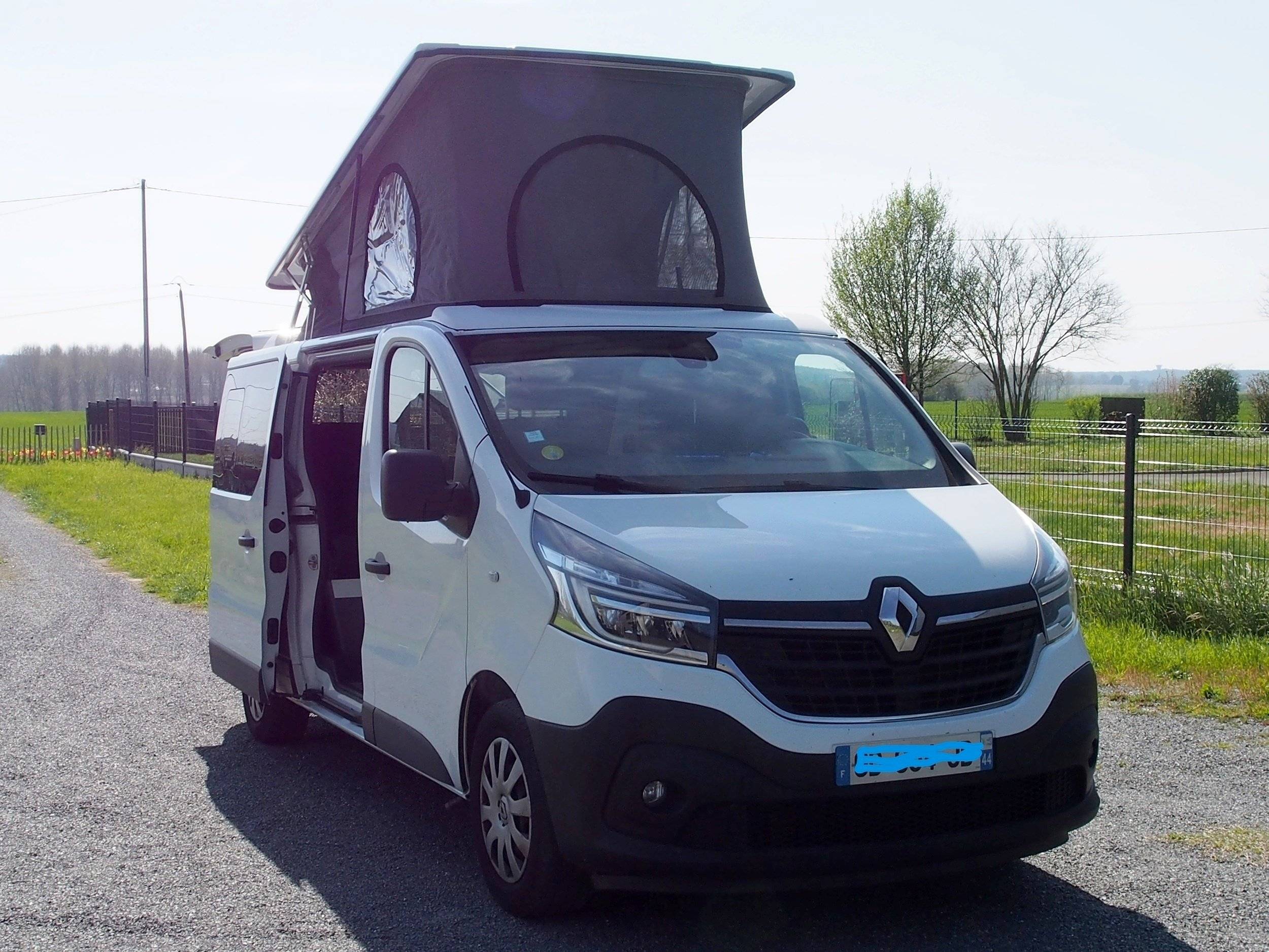 Front view from 3/4 Renault Trafic L2H1 2 l 140 ch - Yescapa