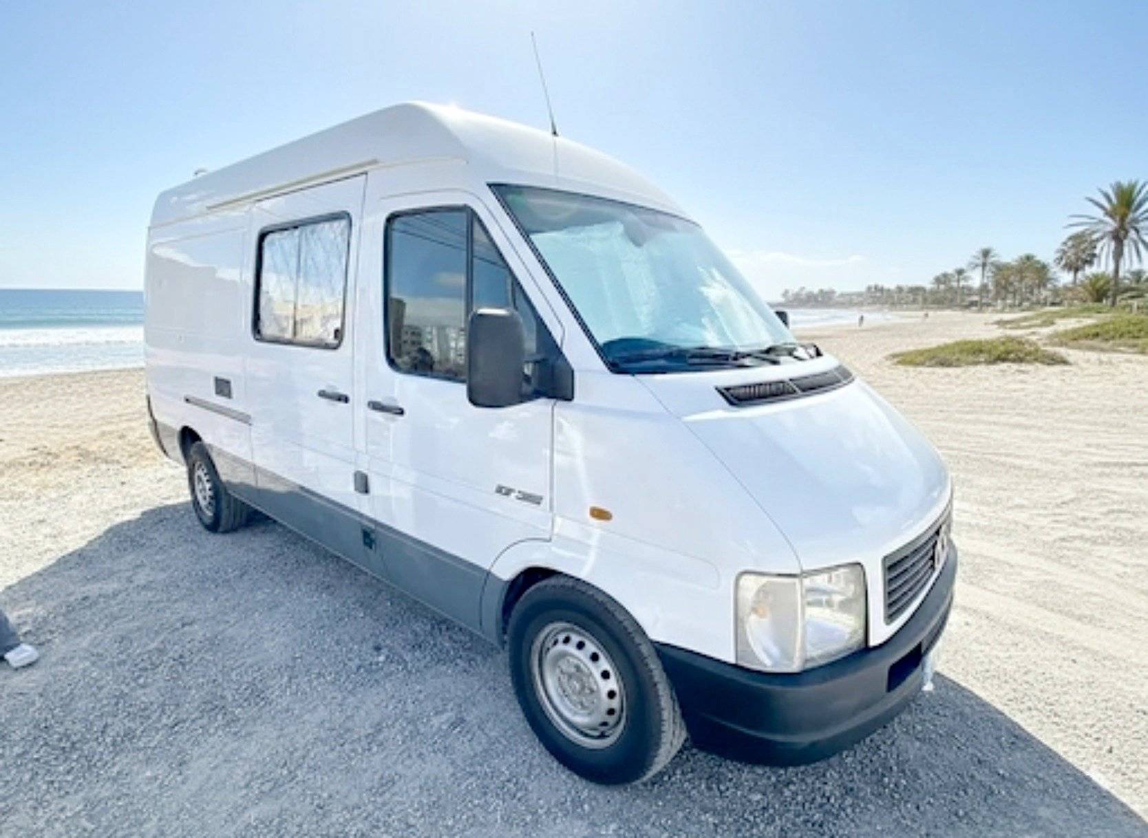 Vista frontale a ¾ Volkswagen Volkswagen LT 35 - Yescapa