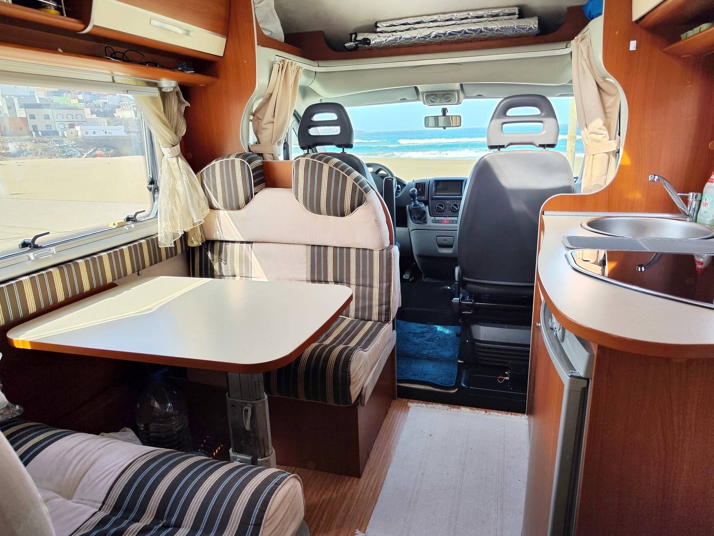 Dining Area Fiat Ducato 120 Multijet - Yescapa