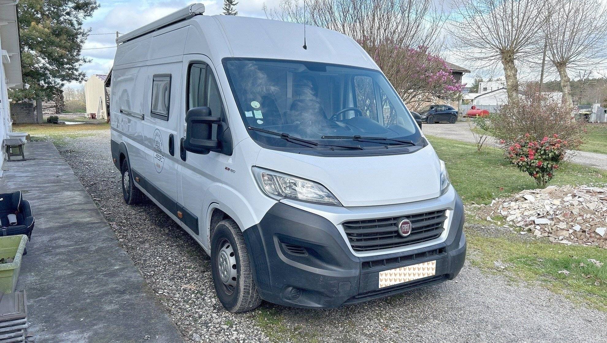 schräge Vorderansicht Fiat FIAT DUCATO - Yescapa