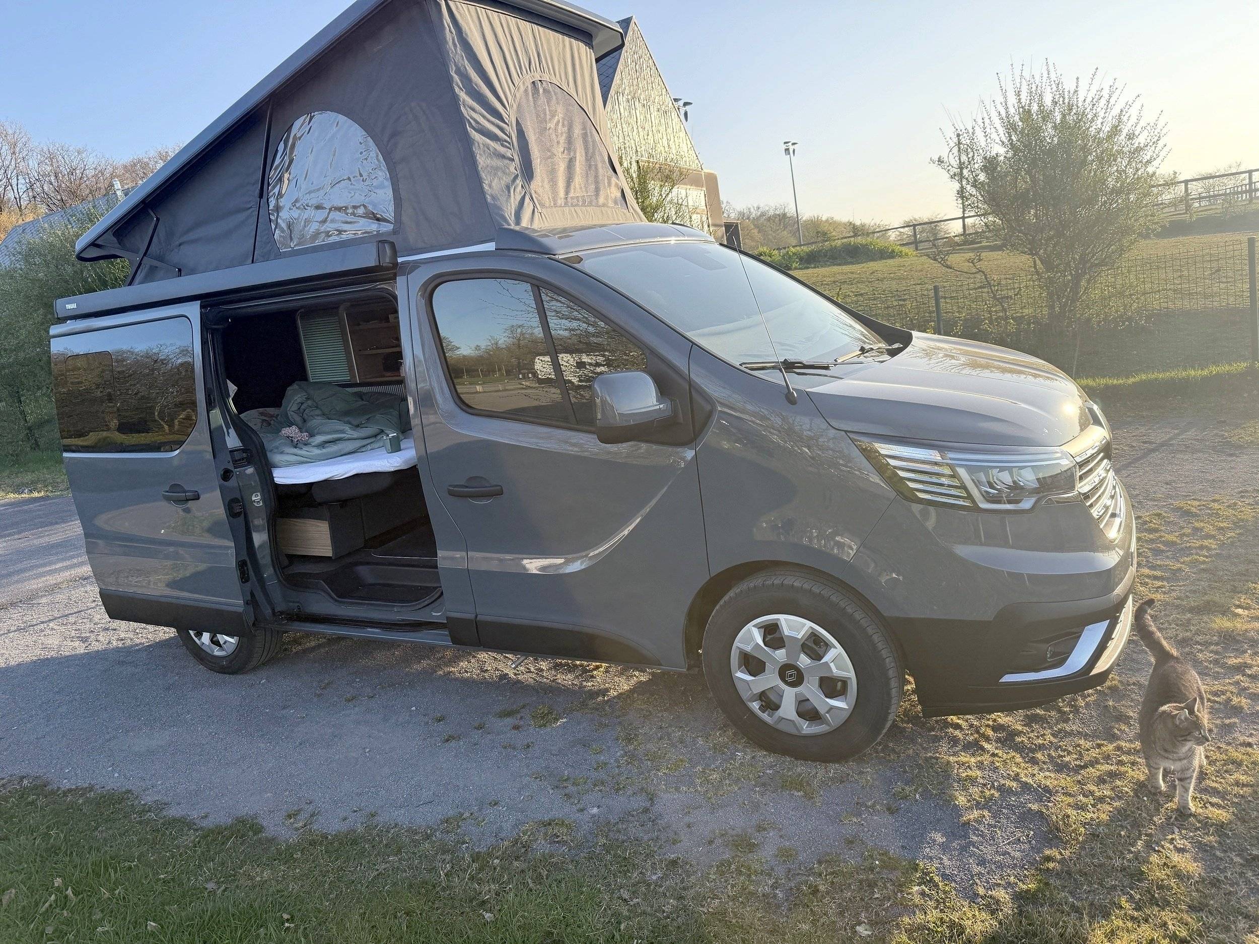 Vista de 3/4 Renault Trafic 2,5 l 150 ch - Yescapa