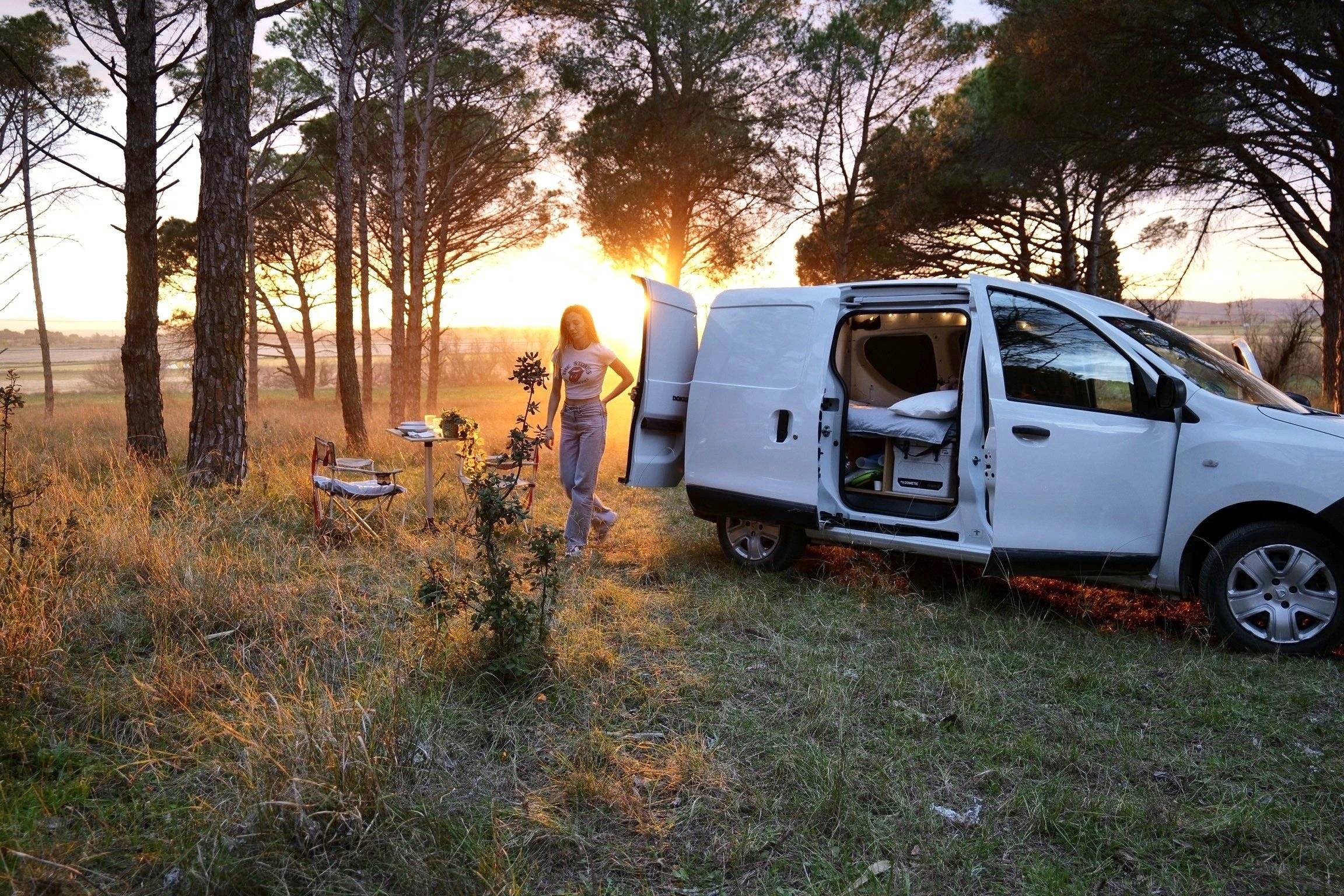 Front view from 3/4 Renault dacia - Yescapa