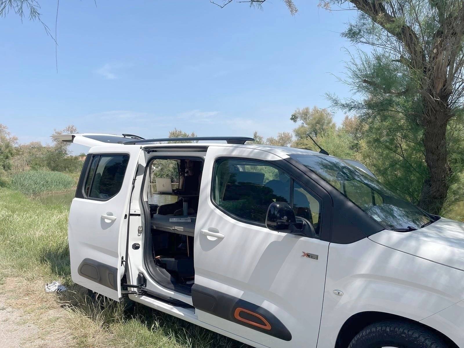 Vue avant de 3/4 Citroën Berlingo - Yescapa