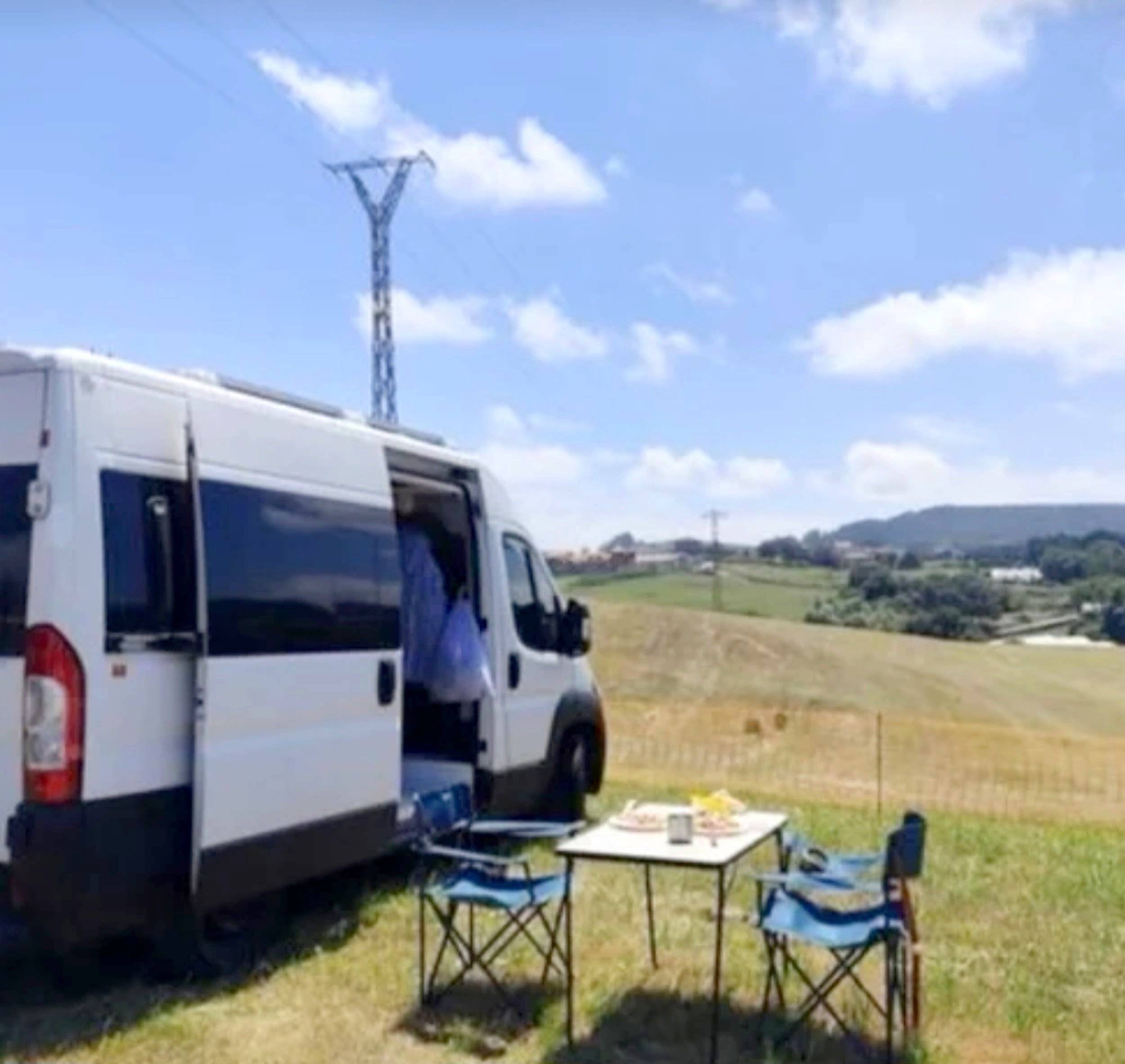 Vista del vehicle angle davanter Fiat Ducato 2,2l Multijet 100 ch. - Yescapa