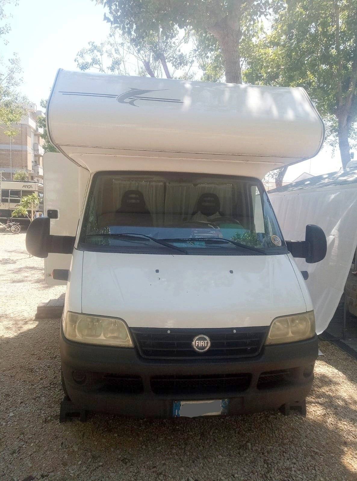 Voorkant 3/4 Fiat Ducato 2,8JTD - Yescapa