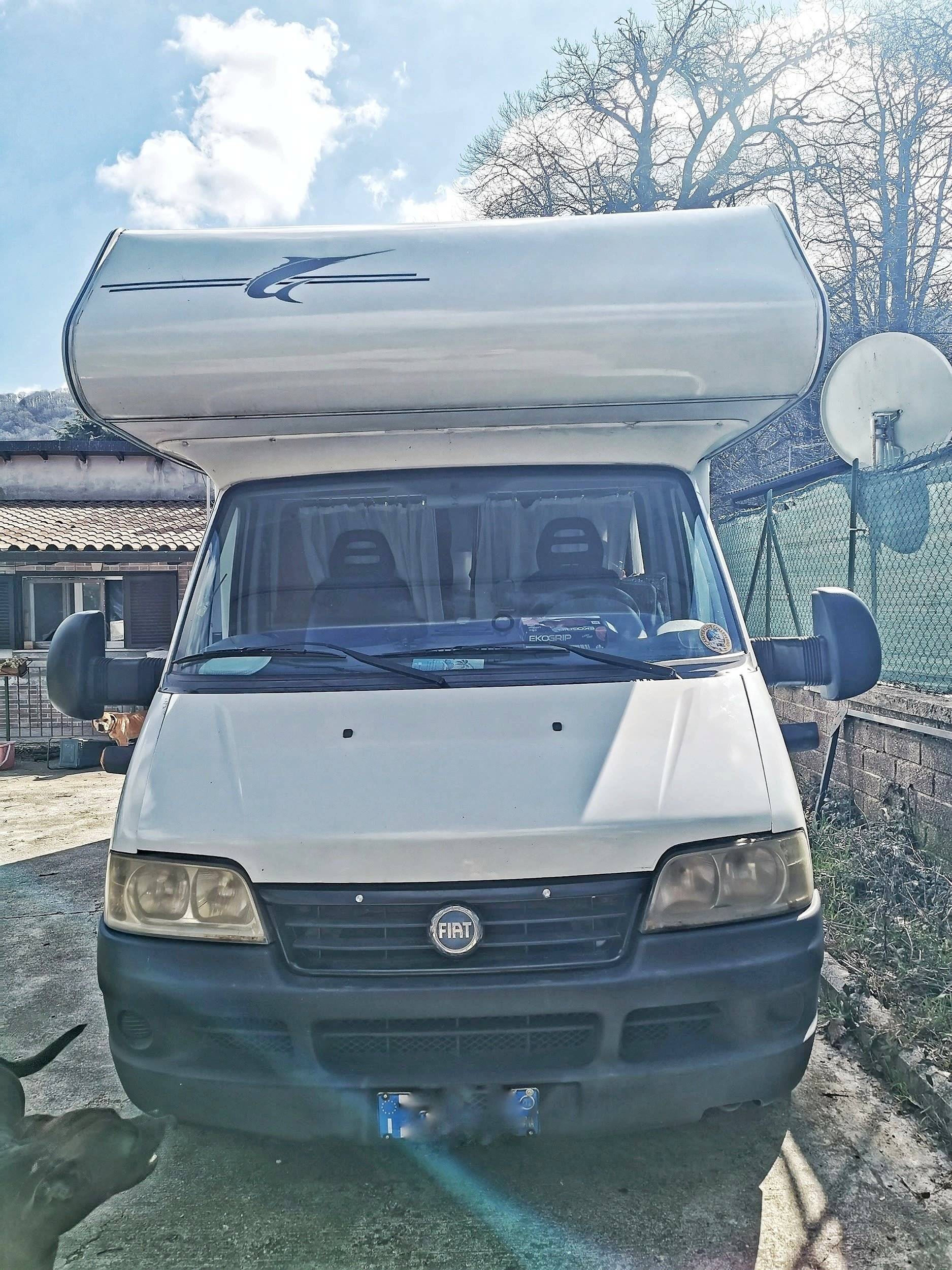 Vue avant de 3/4 Fiat Ducato 2,8JTD - Yescapa