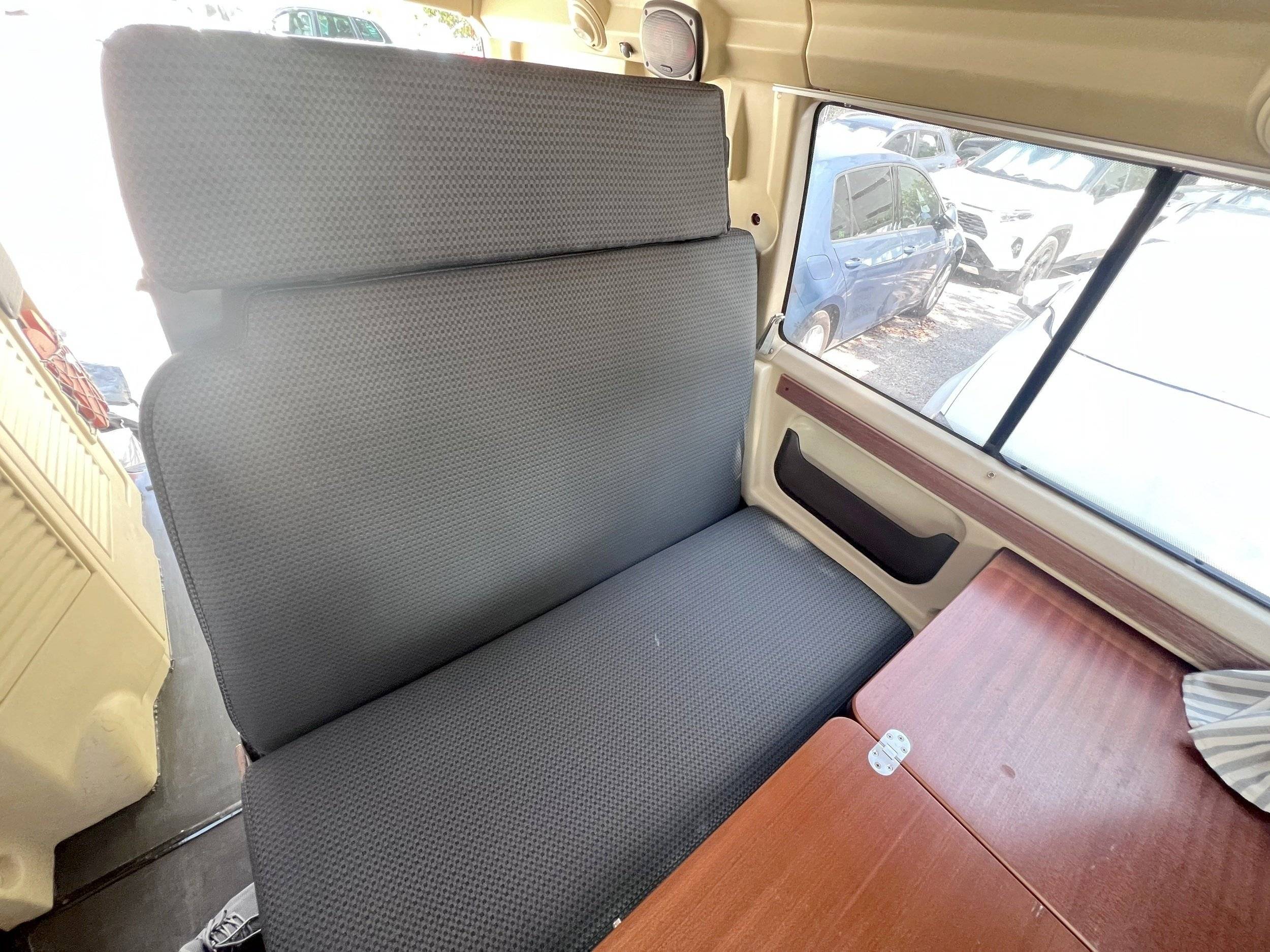 Dining Area Volkswagen T4 - Yescapa