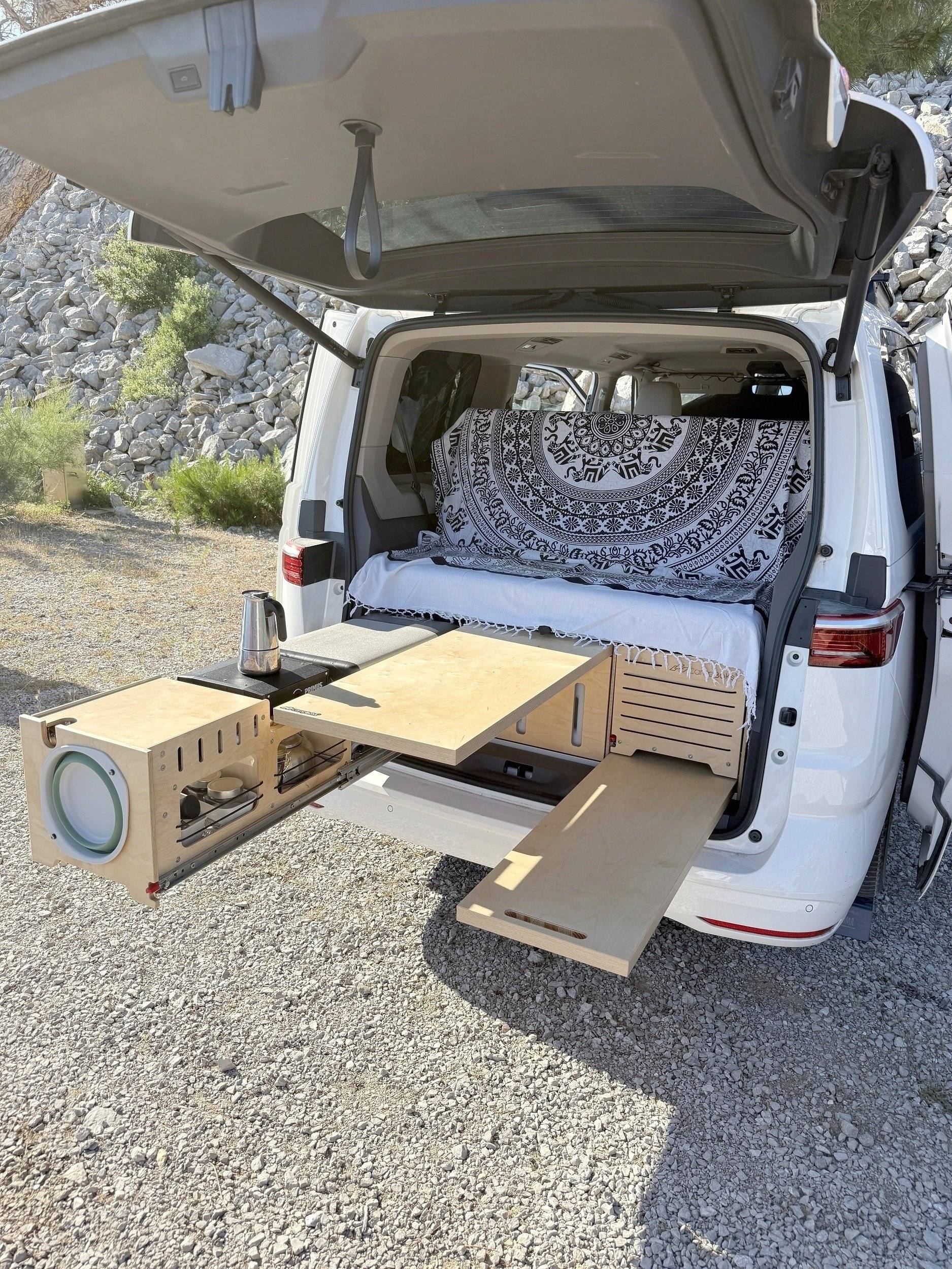 Vista frontale a ¾ Volkswagen California Camper - Yescapa