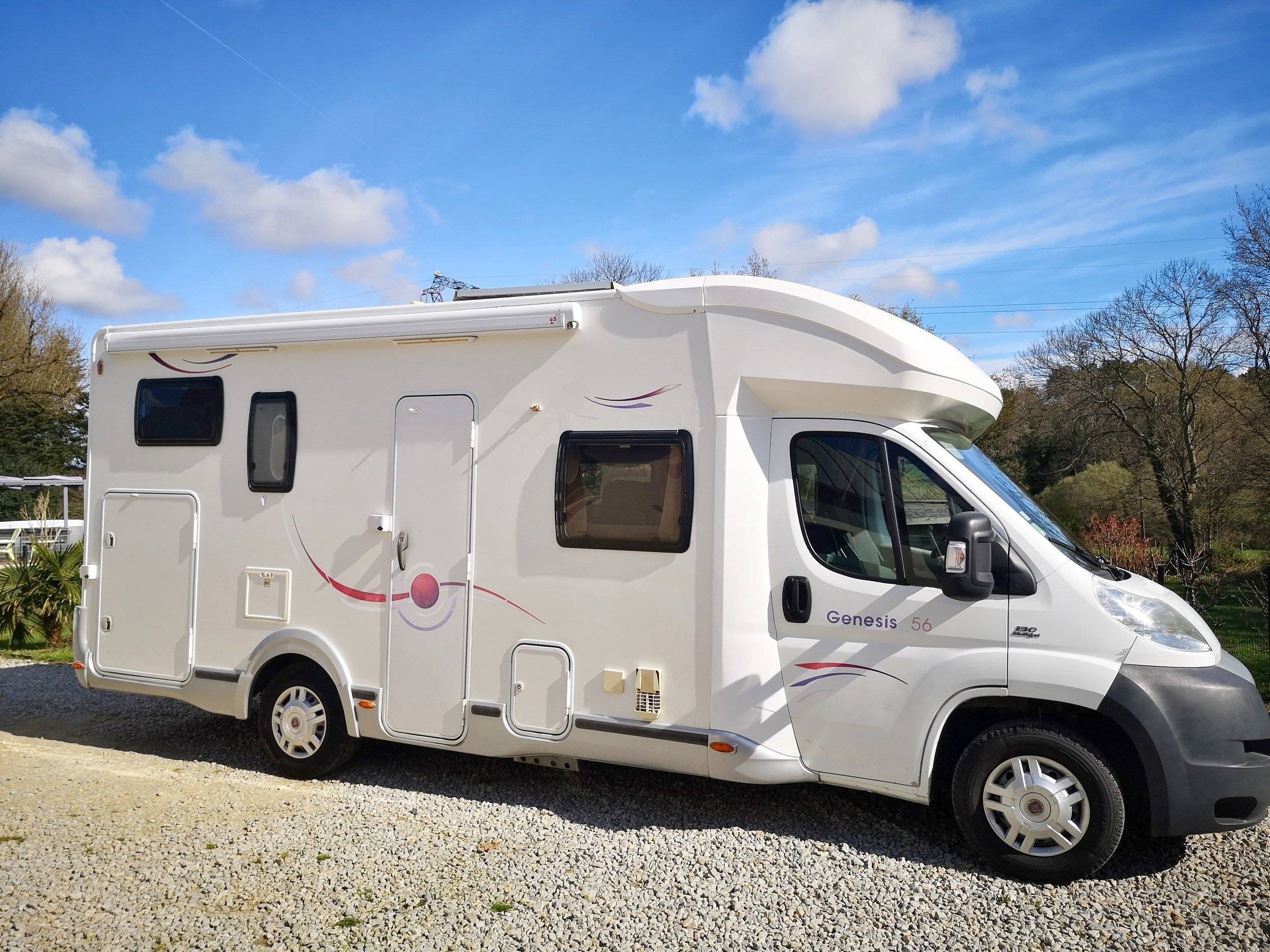 Vista del vehicle angle davanter Fiat Ducato 2,3 l 130 ch - Yescapa