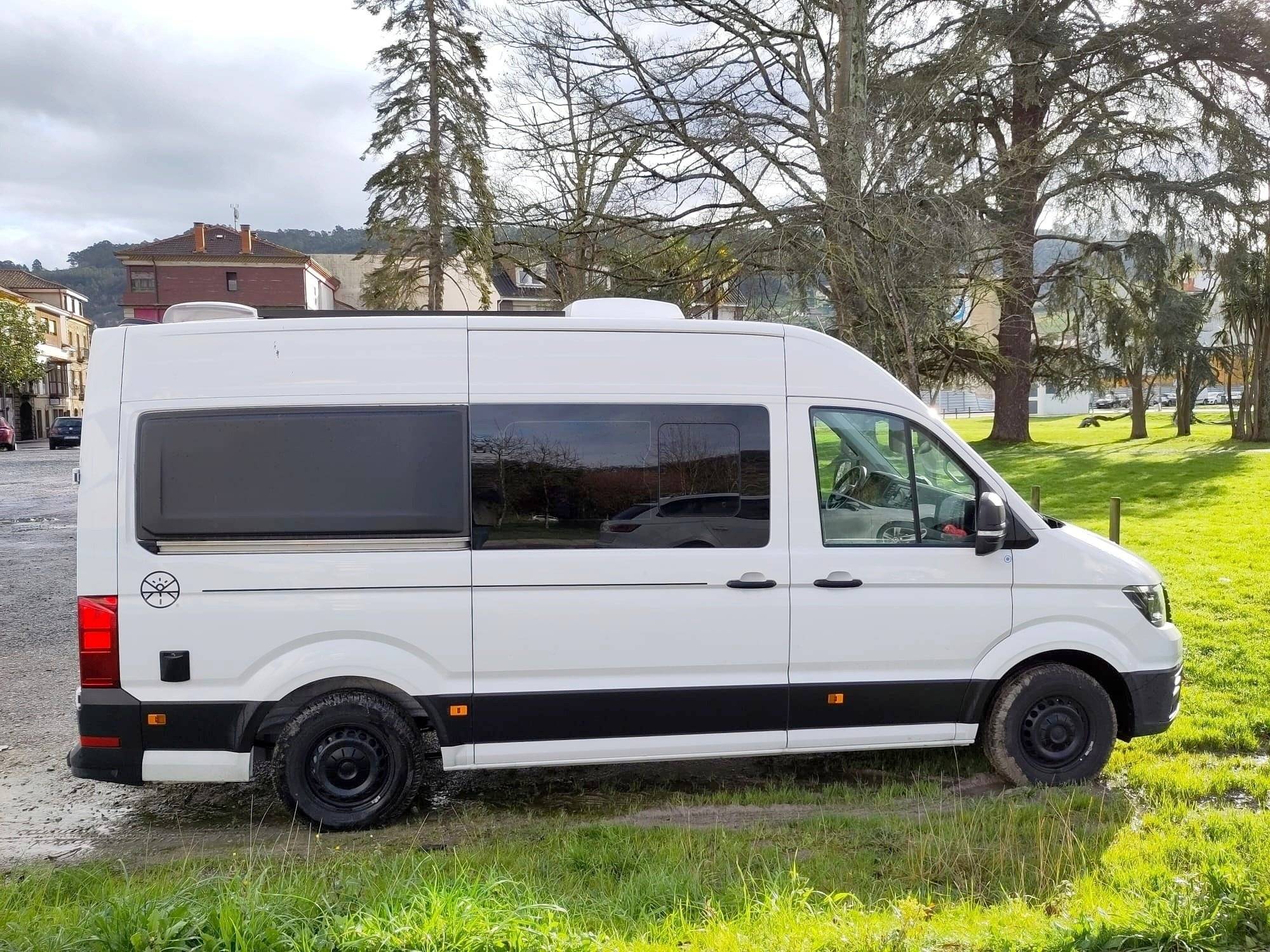 Vista del vehicle angle davanter Volkswagen Crafter 2,0 l 102 ch - Yescapa