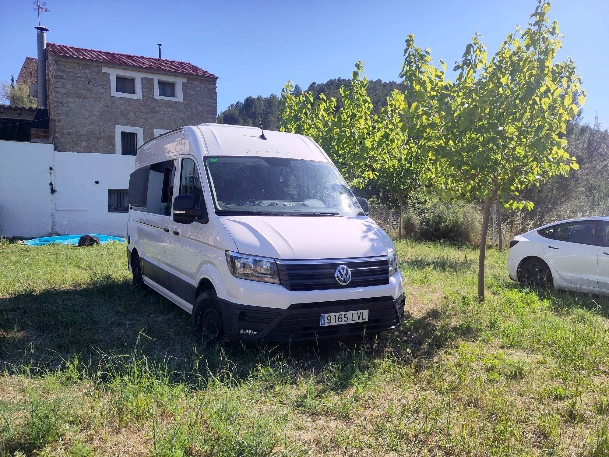 Vue avant de 3/4 Volkswagen Crafter 2,0 l 102 ch - Yescapa