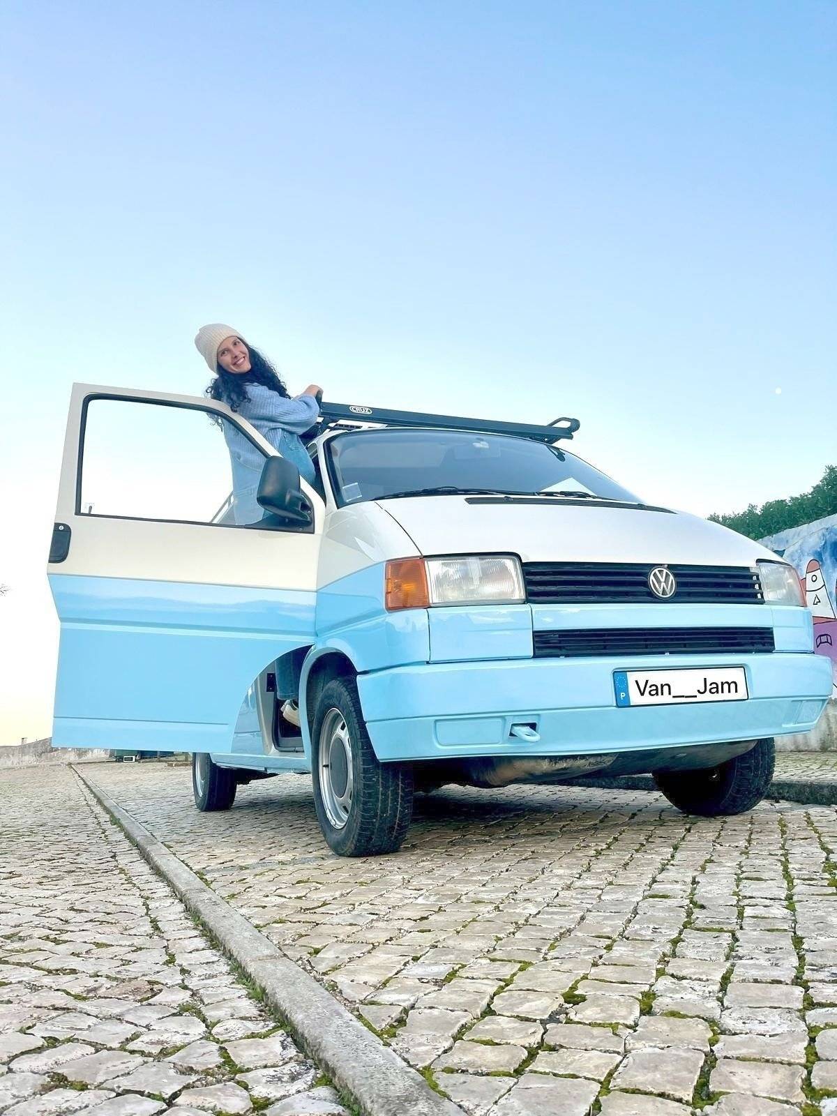 schräge Vorderansicht Volkswagen Transporter T4 2.4D - Yescapa