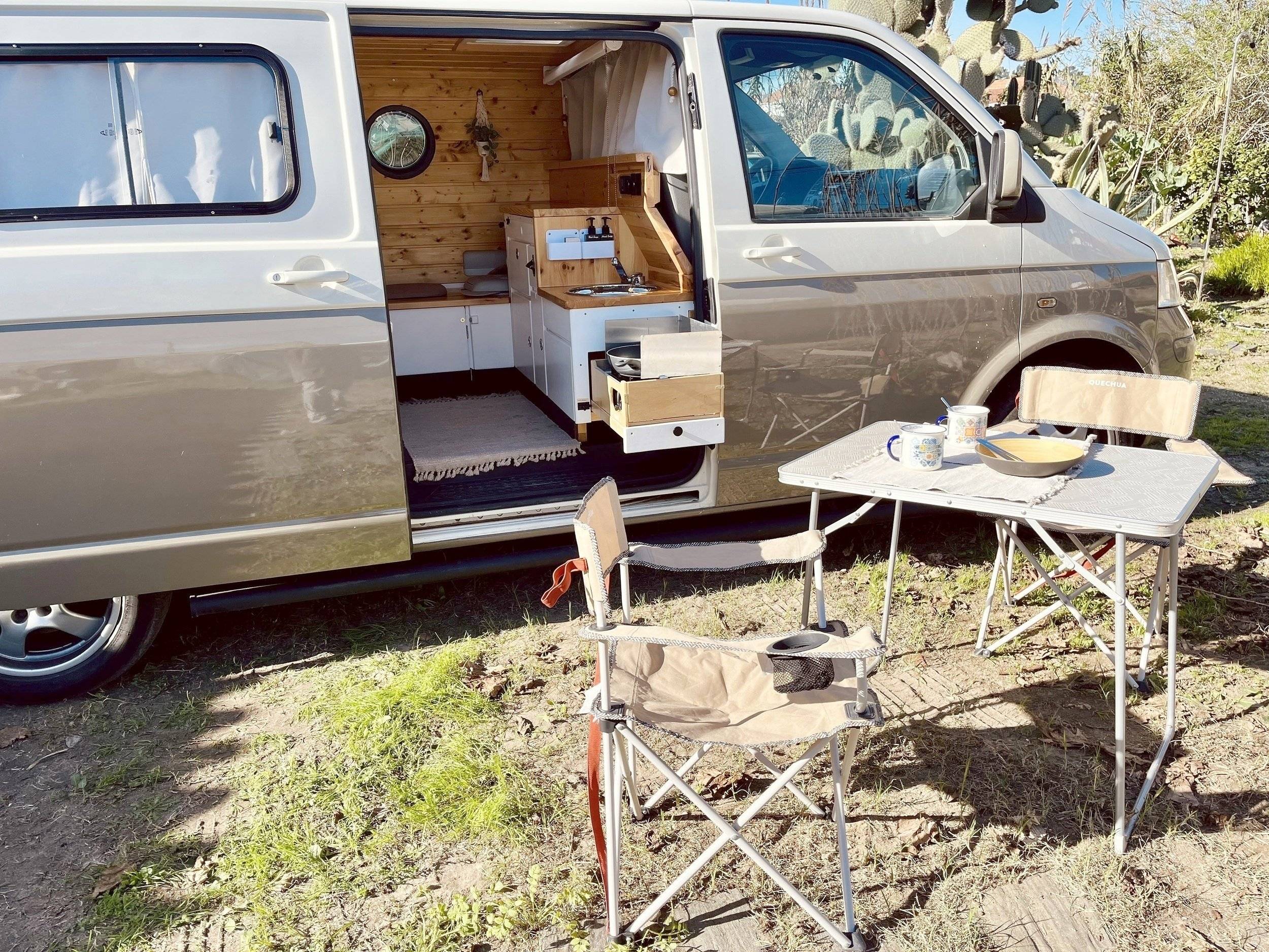 schräge Vorderansicht Volkswagen T5 - Yescapa