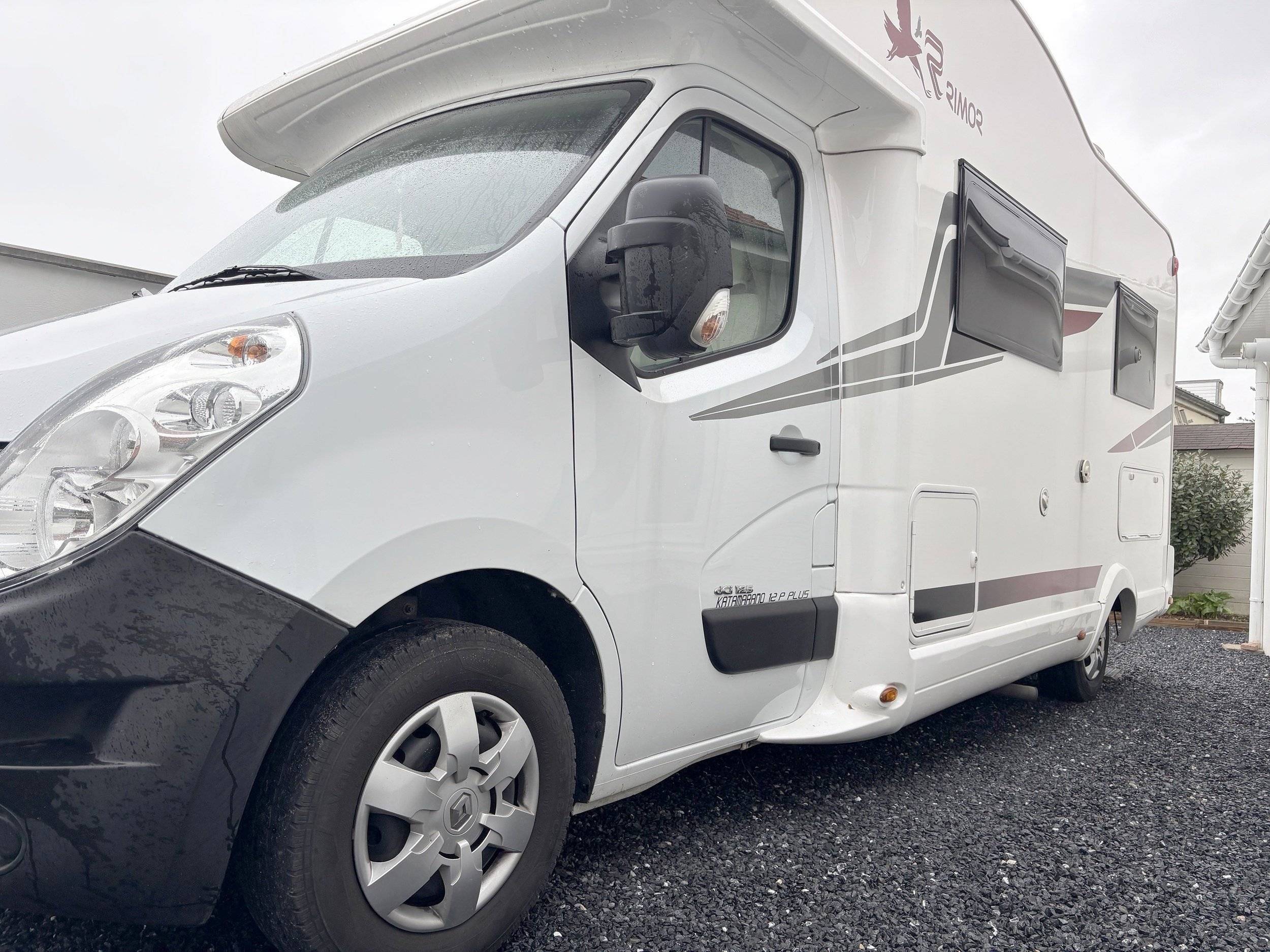 Vue avant de 3/4 Renault Master 2,3 l dci 130 ch - Yescapa