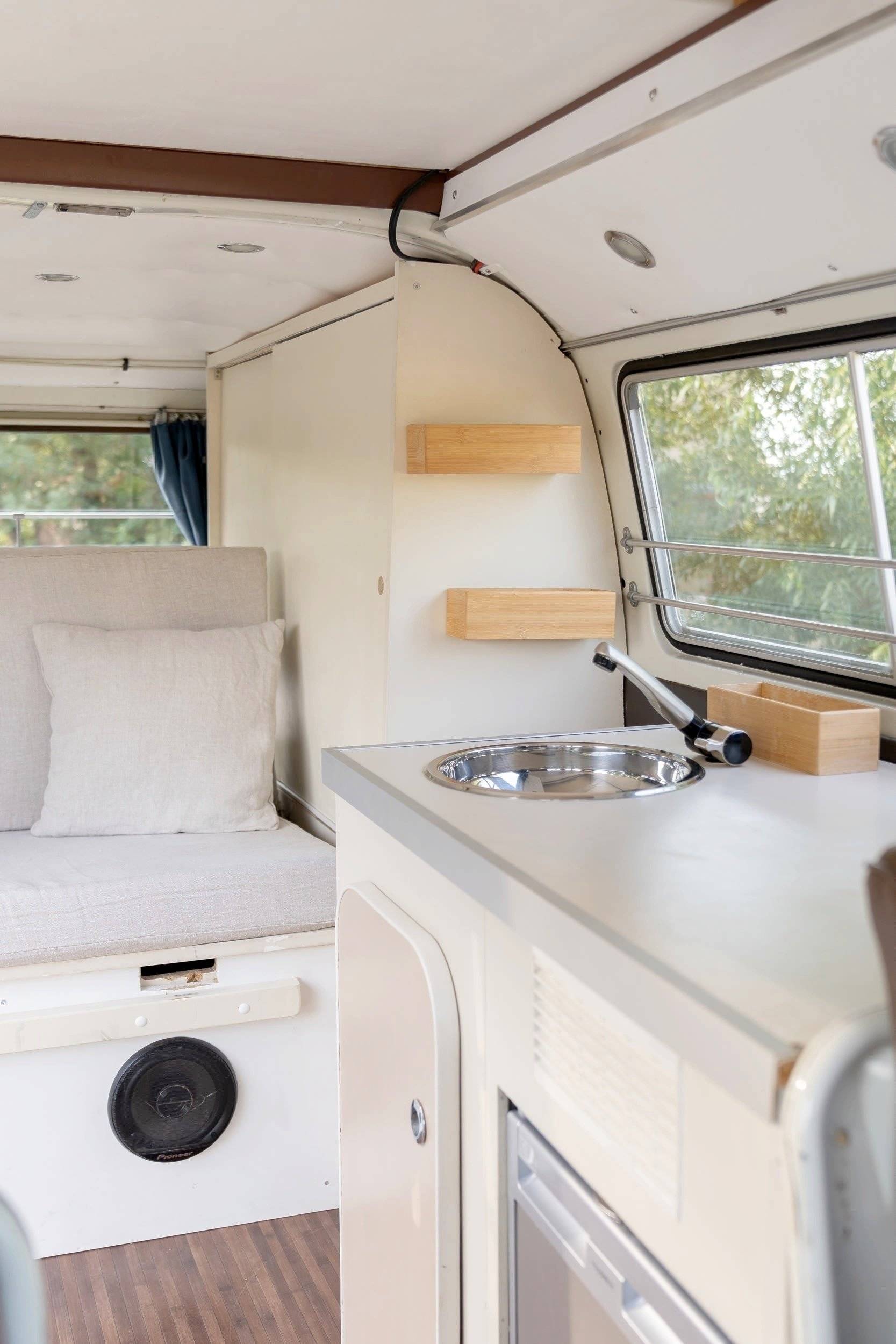 Berth Volkswagen Combi T2 - Yescapa