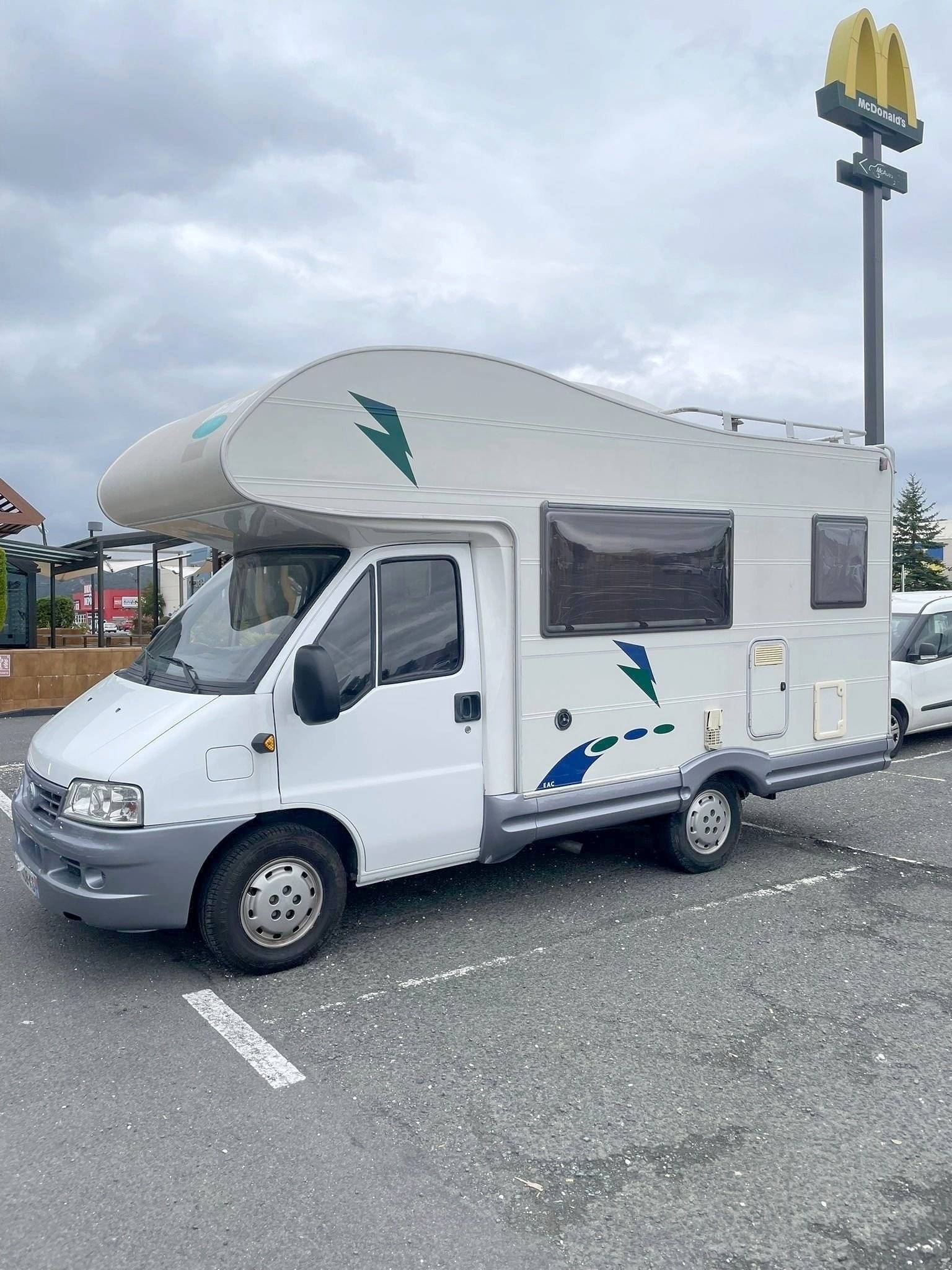 Vue avant de 3/4 Fiat Ducato 2,0 l 100 ch - Yescapa