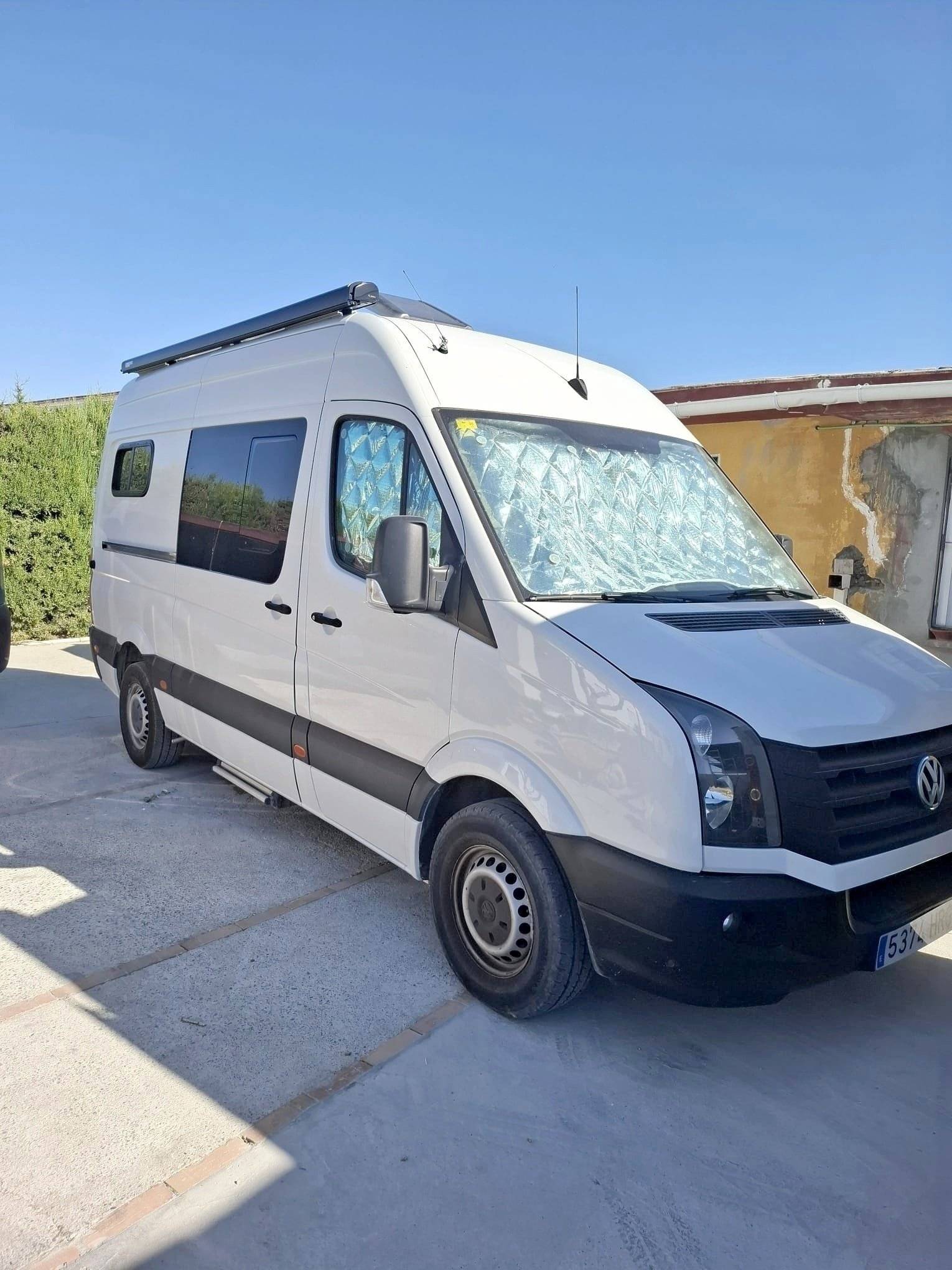 Vista del vehículo ángulo delantero Volkswagen Crafter - Yescapa