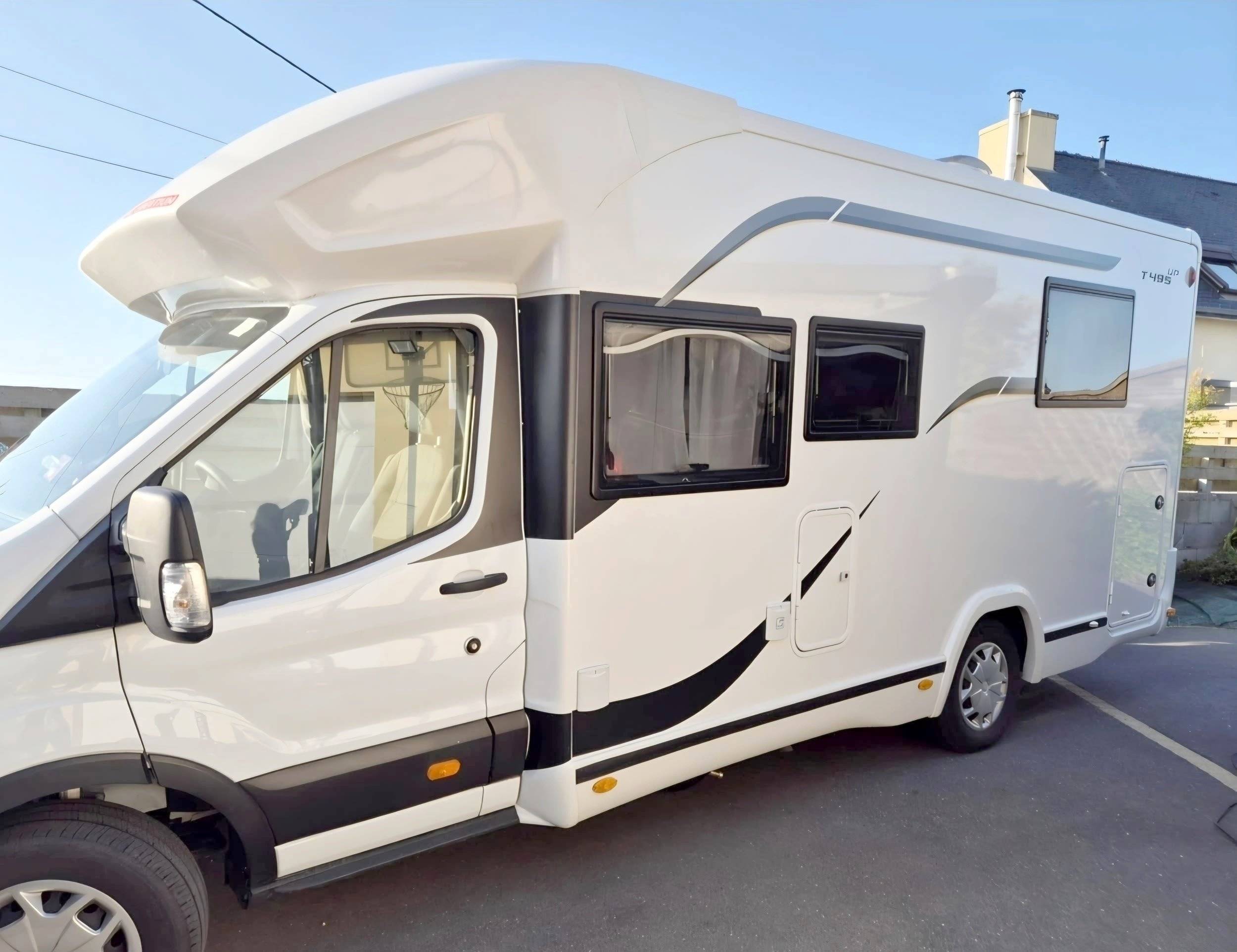 schräge Vorderansicht Ford Ford Transit Custom - Yescapa