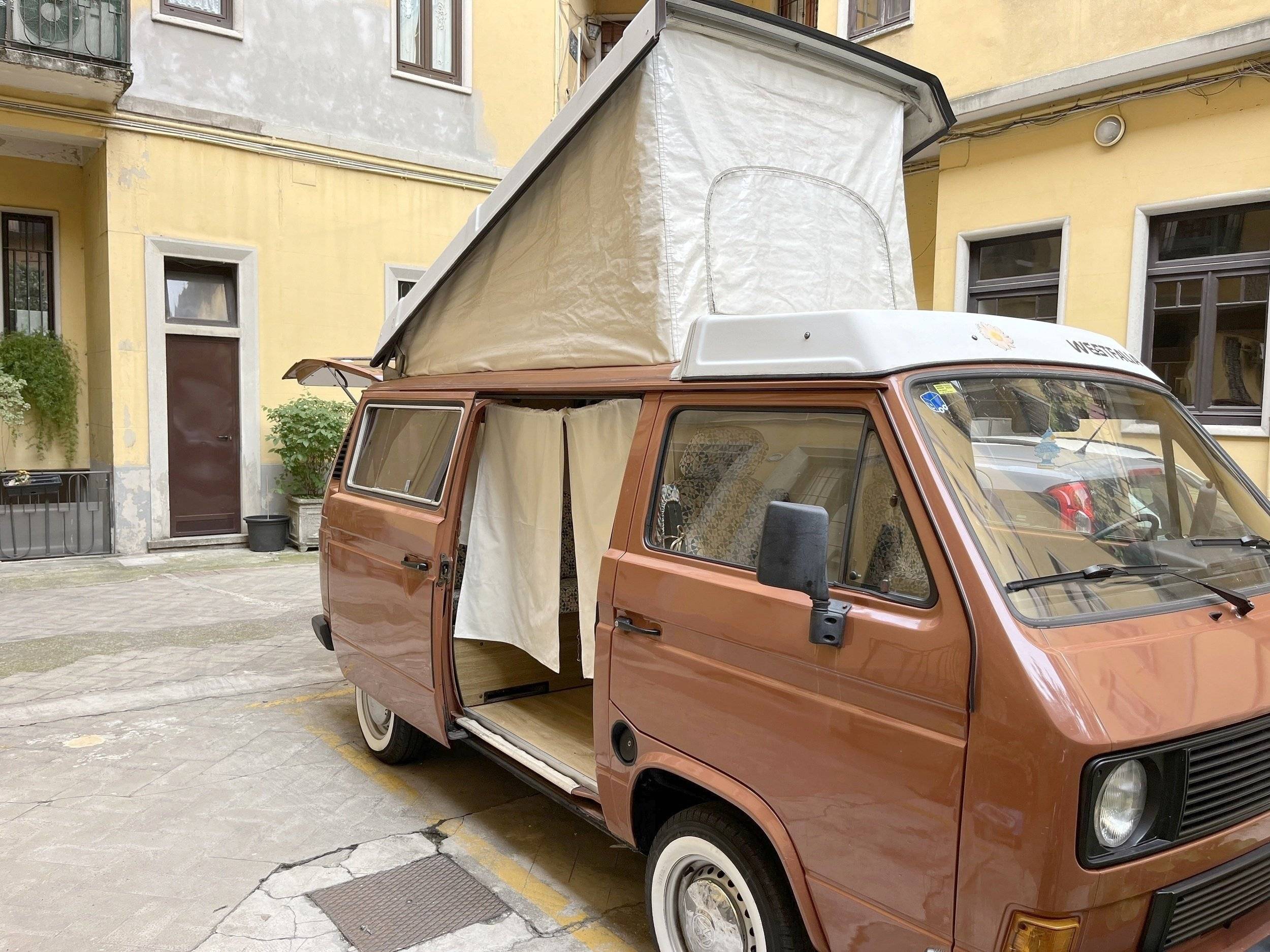 Vista frontale a ¾ Volkswagen Volkswagen Transporter T3 - Yescapa