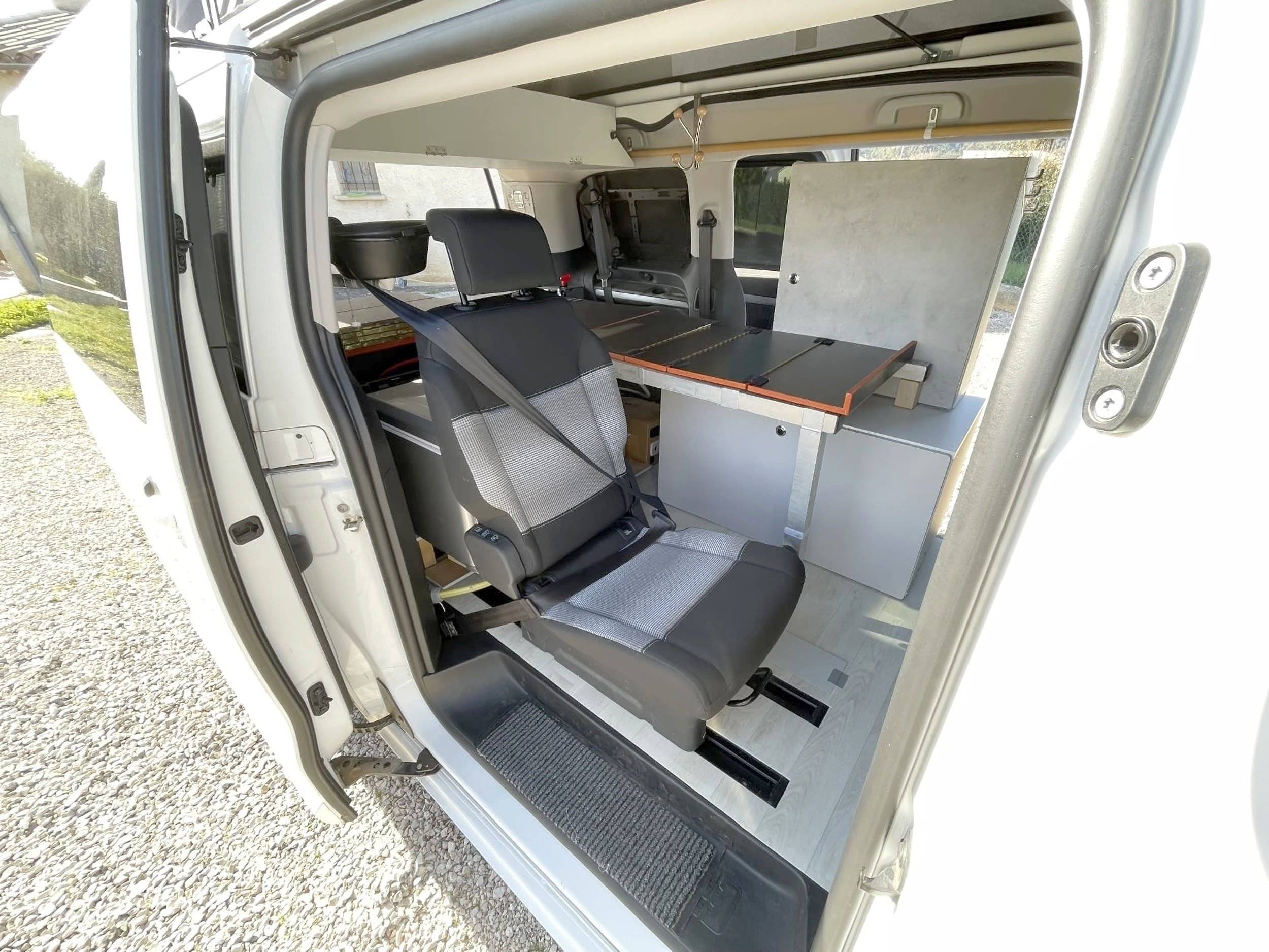Berth Citroën Spacetourer - Yescapa