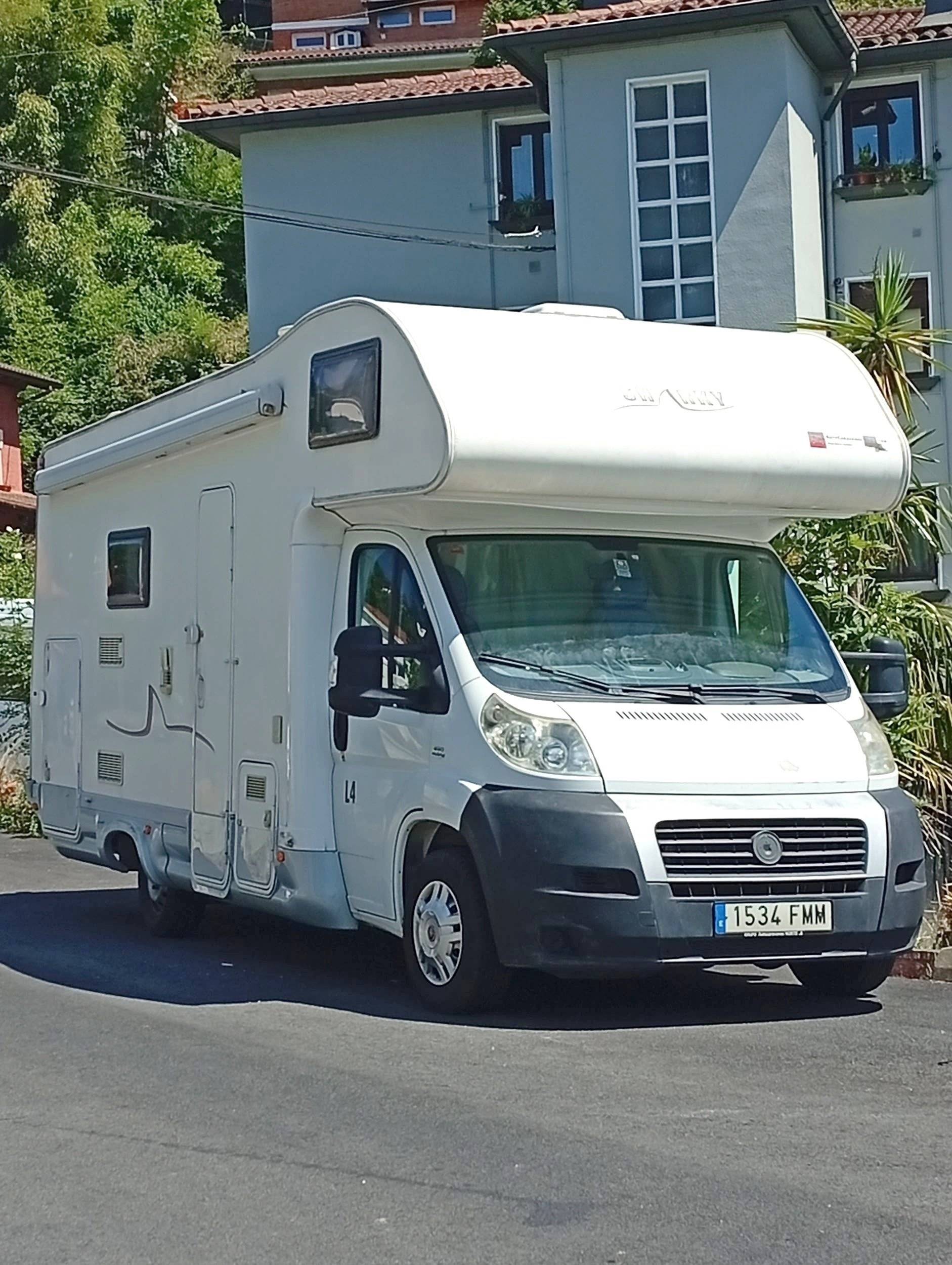 Vue avant de 3/4 Fiat - Yescapa