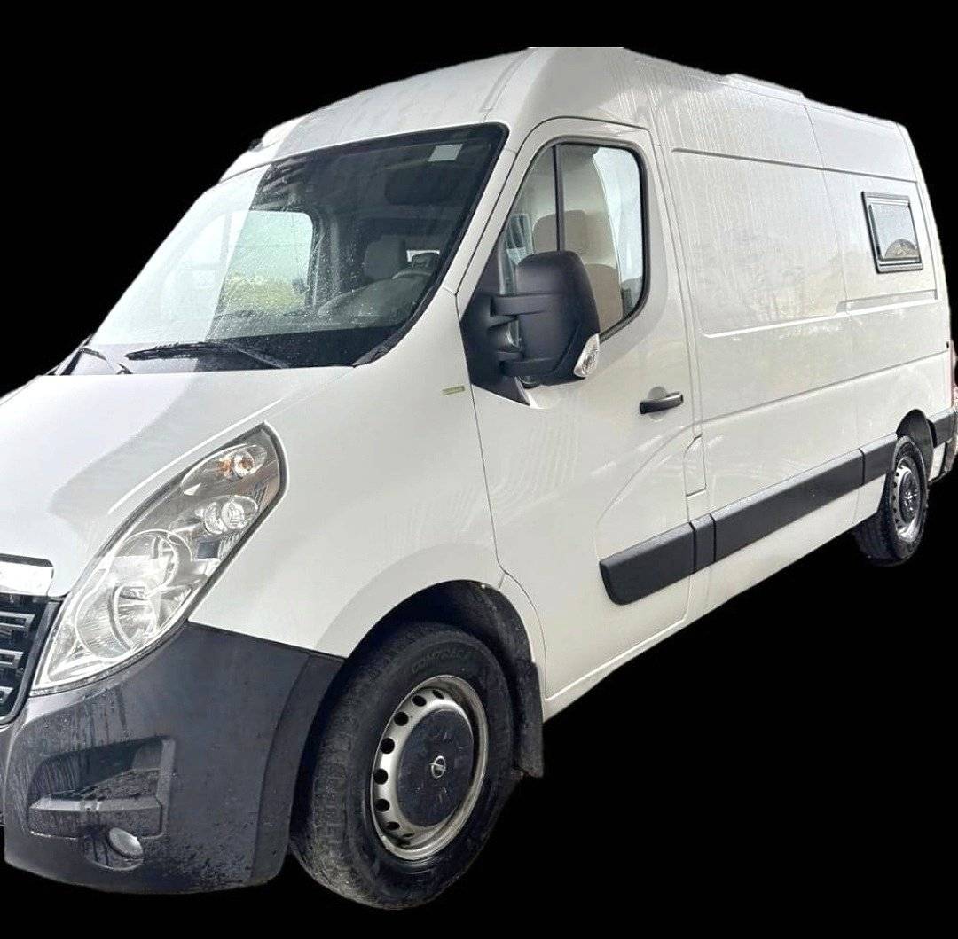 schräge Vorderansicht Opel Movano - Yescapa
