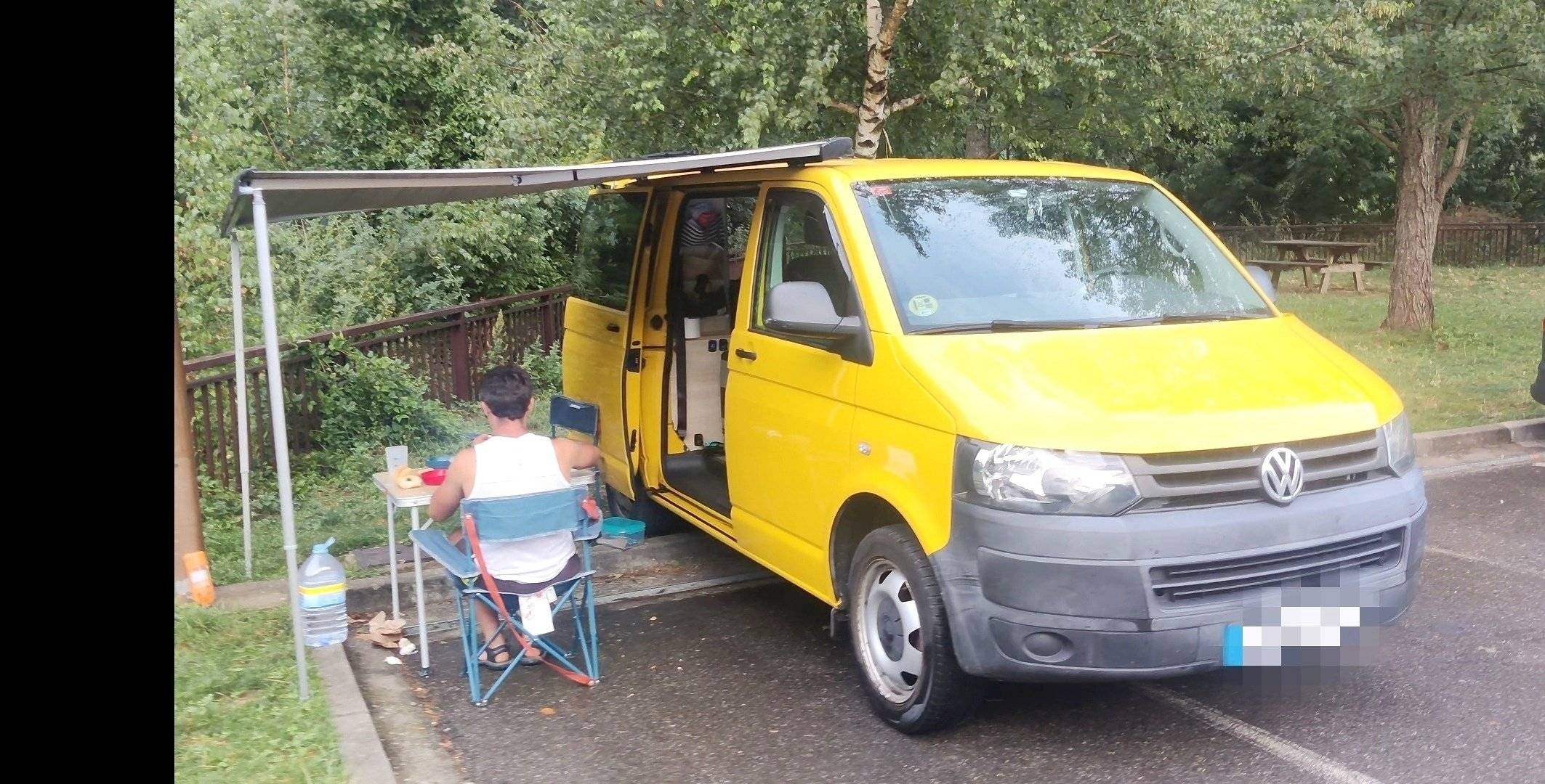 Vue avant de 3/4 Volkswagen T5 2 l 180 ch - Yescapa