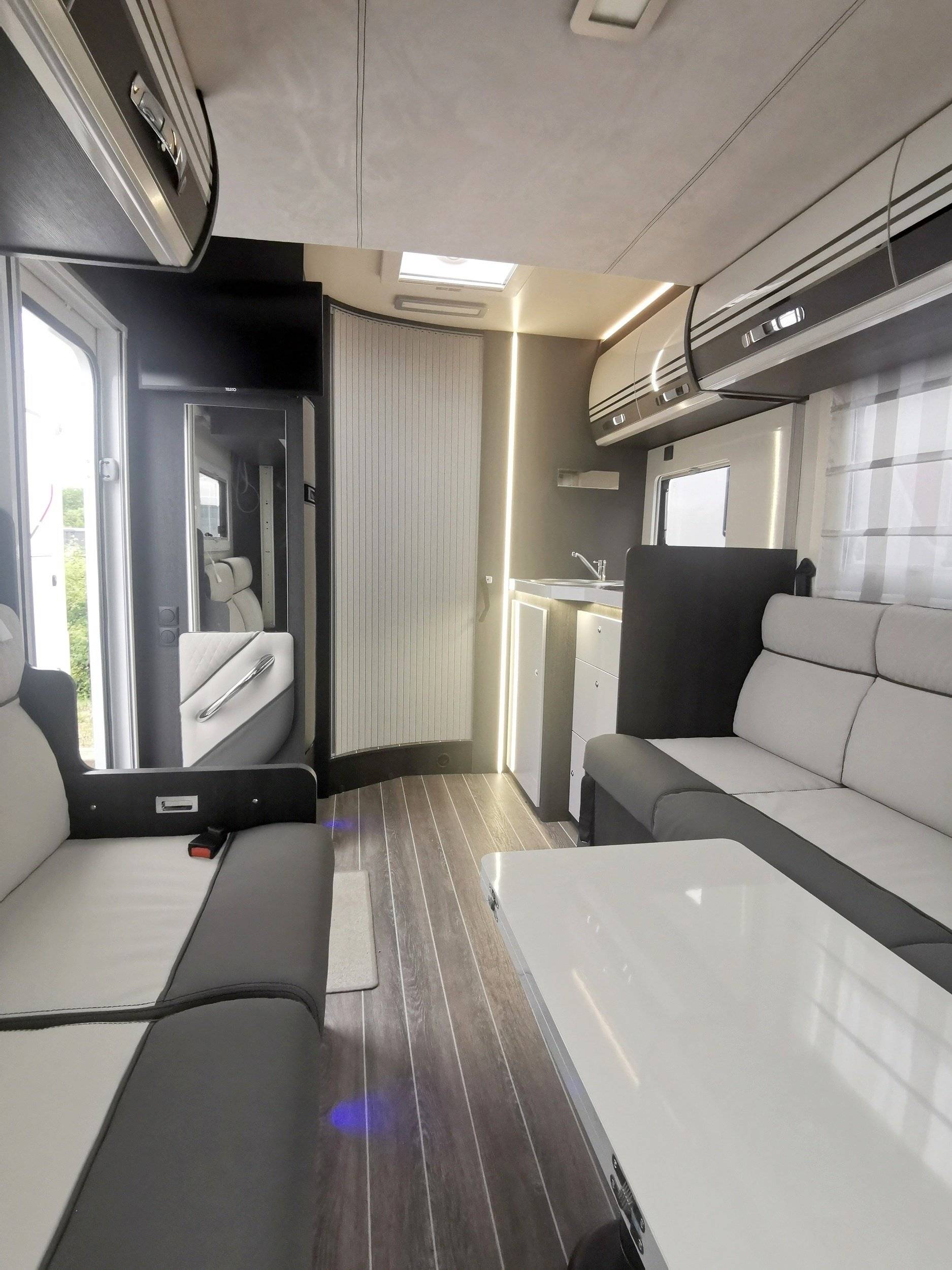 Dinette Ford ford transit - Yescapa