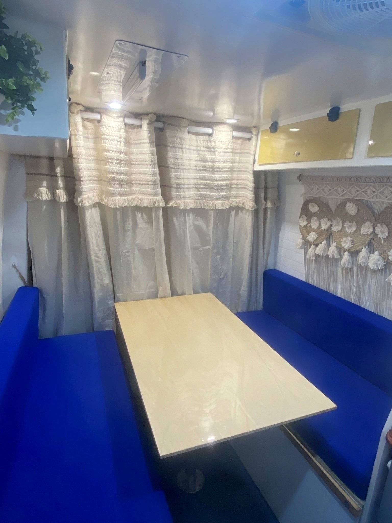 Dining Area Volkswagen - Yescapa