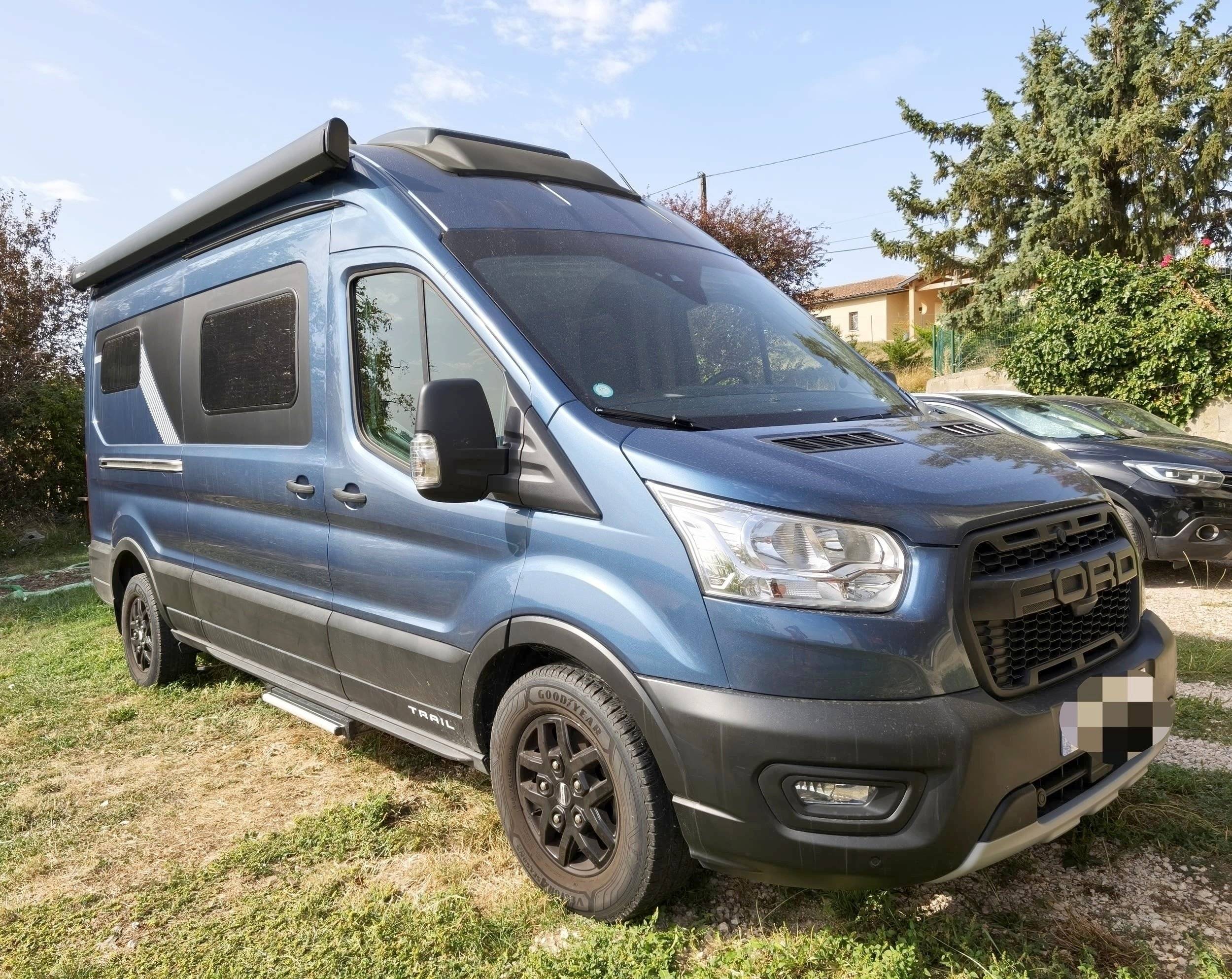 Vue avant de 3/4 Ford Transit 2,0 l 170 ch - Yescapa