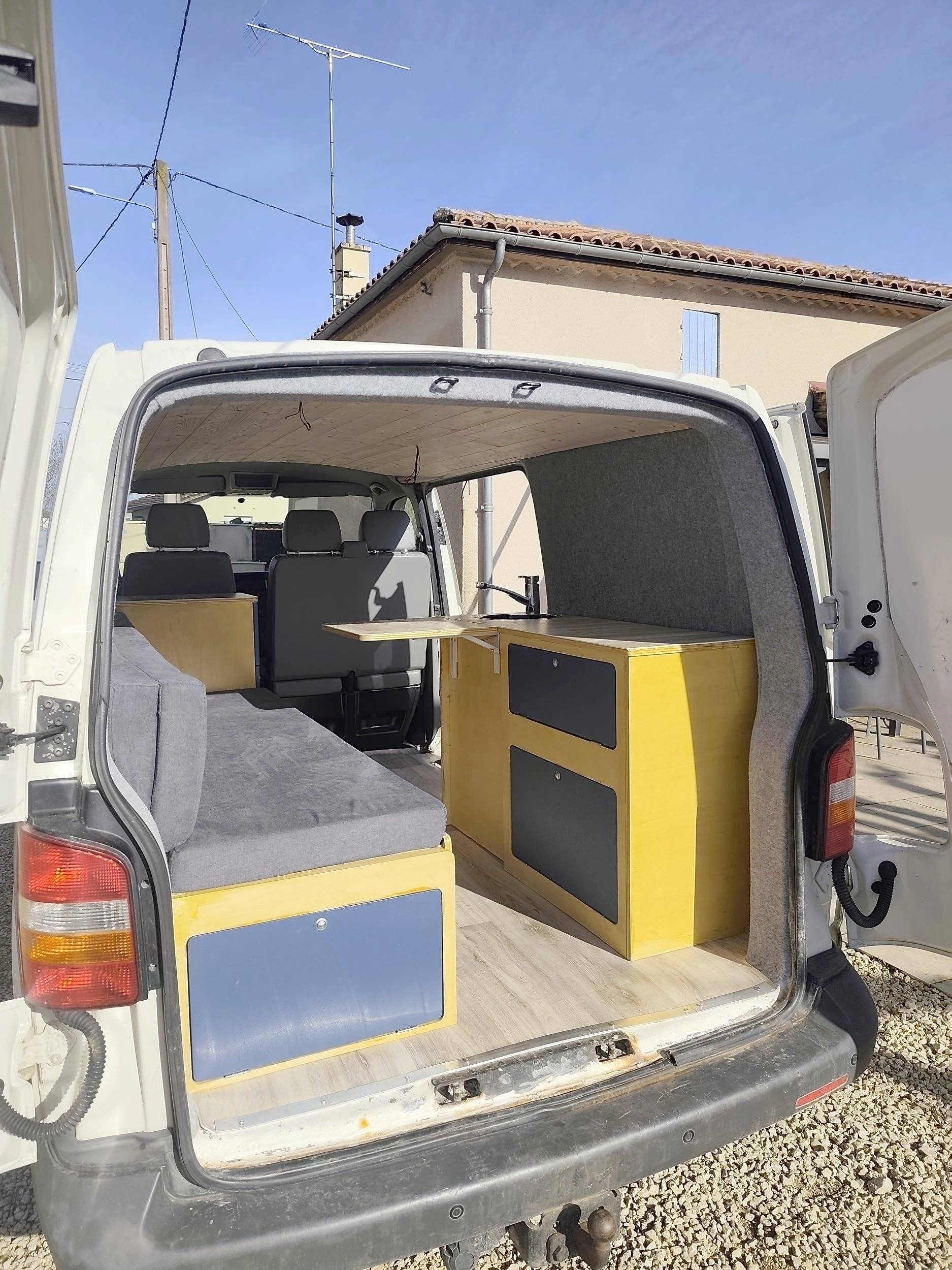 Dining Area Volkswagen T5 1,9 l 102 ch - Yescapa