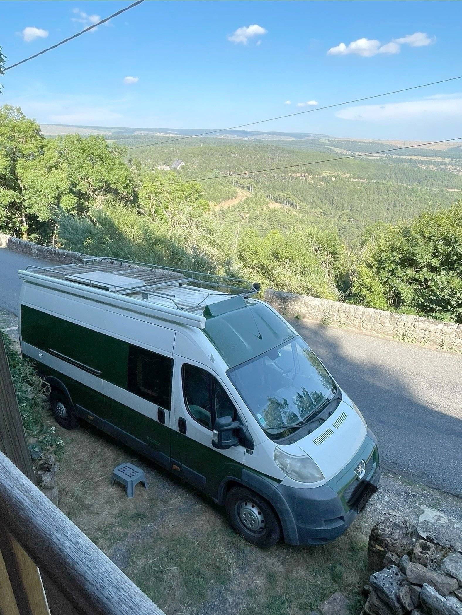 schräge Vorderansicht Peugeot Boxer 2,2 l 120 ch. - Yescapa