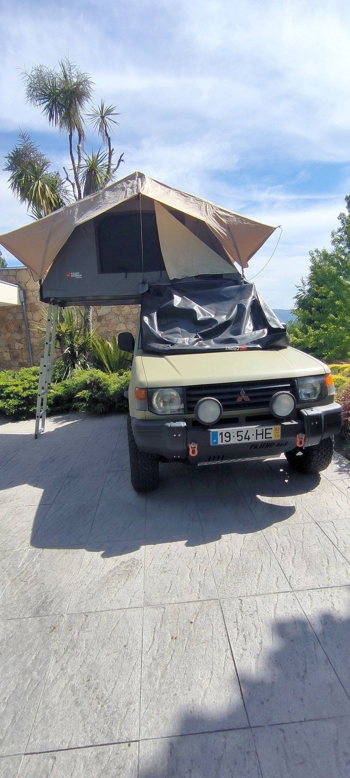 Front view from 3/4 Mitsubishi PAJERO - Yescapa