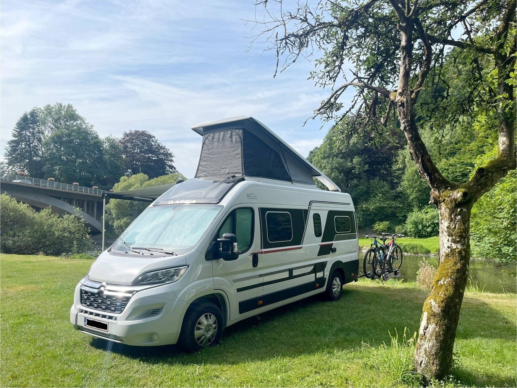 Vue avant de 3/4 Citroën Jumper 2,2 l 140 ch - Yescapa