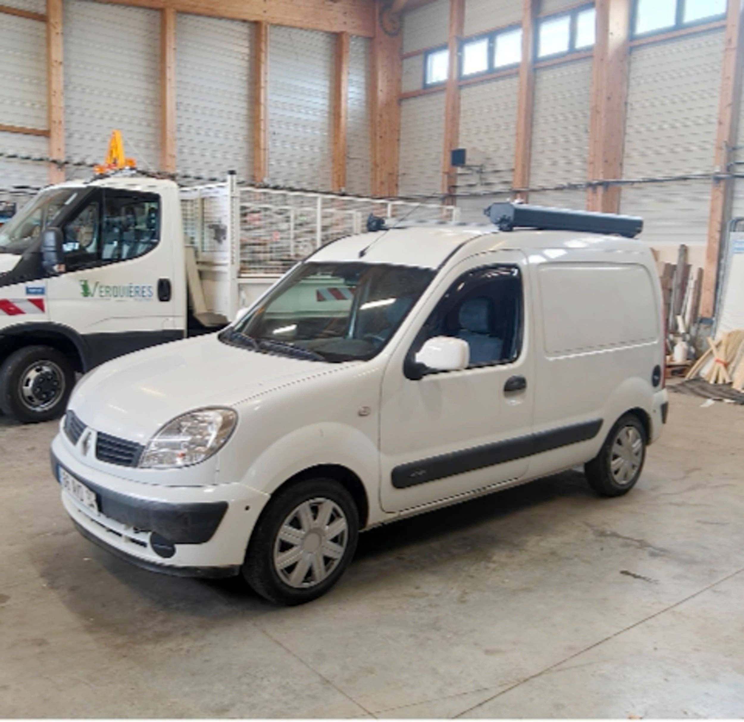 schräge Vorderansicht Renault Kangoo Express II - Yescapa