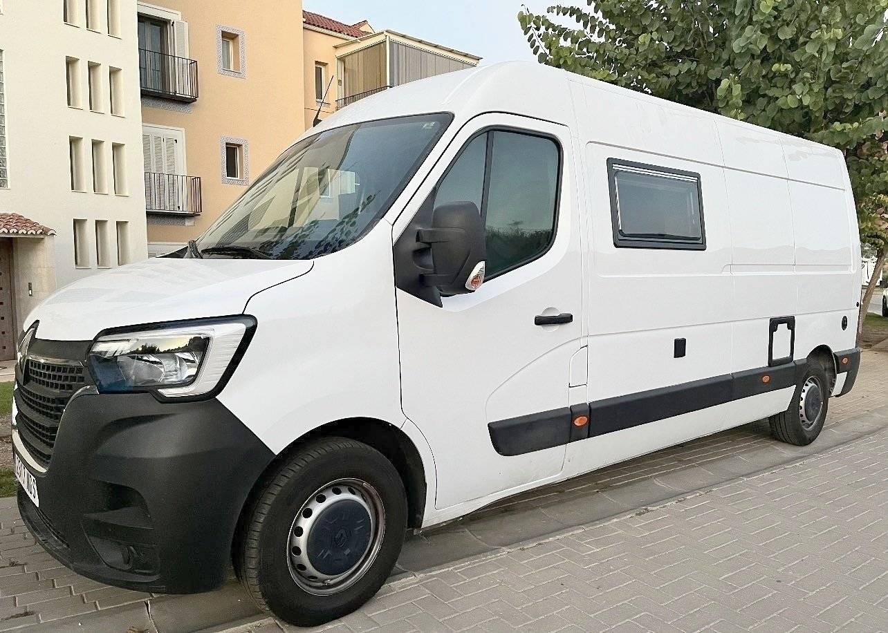 Front view from 3/4 Renault Master 2,3 l 130 ch - Yescapa