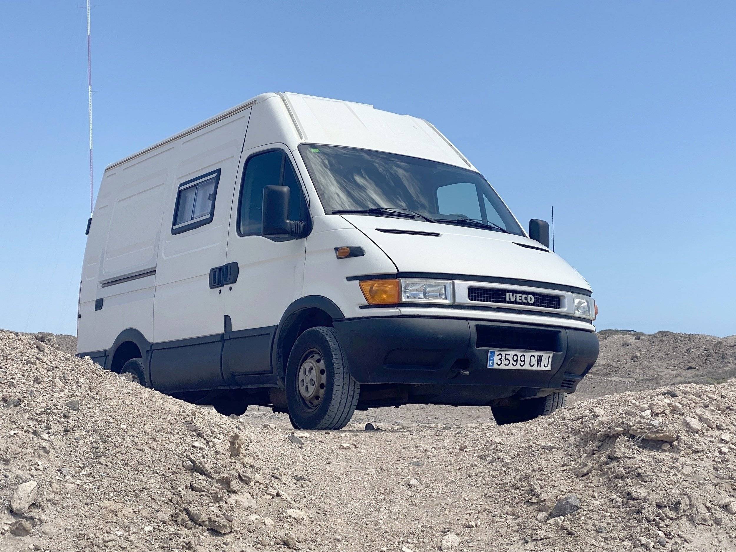 Vista de 3/4 Iveco Daily 2,3 HPI 116 ch. - Yescapa