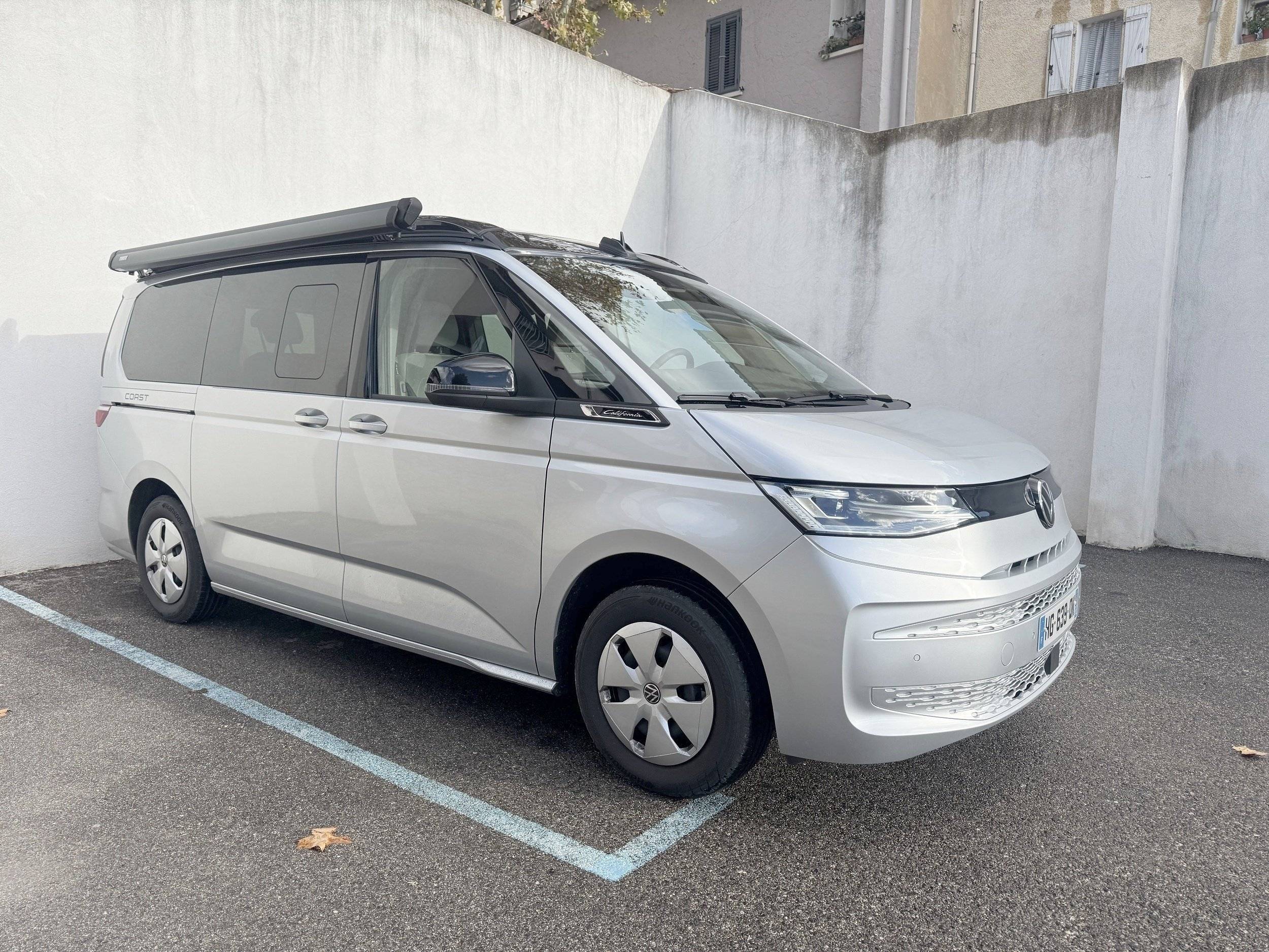 Vue avant de 3/4 Volkswagen VOLKSWAGEN CALIFORNIA - Yescapa