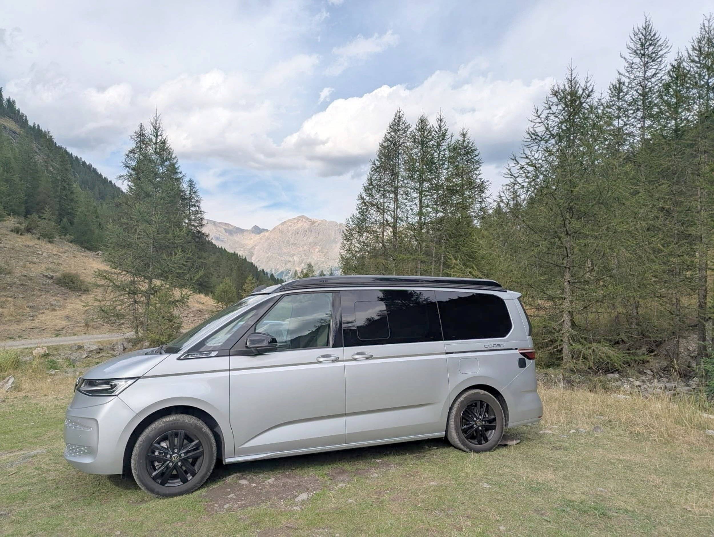 Vue avant de 3/4 Volkswagen VOLKSWAGEN CALIFORNIA - Yescapa