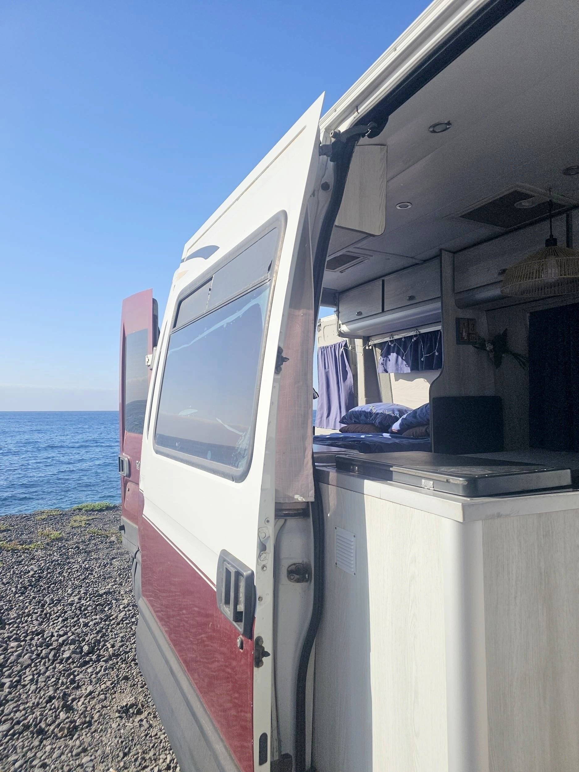 Front view from 3/4 Iveco Daily 3,0 l 180 ch - Yescapa