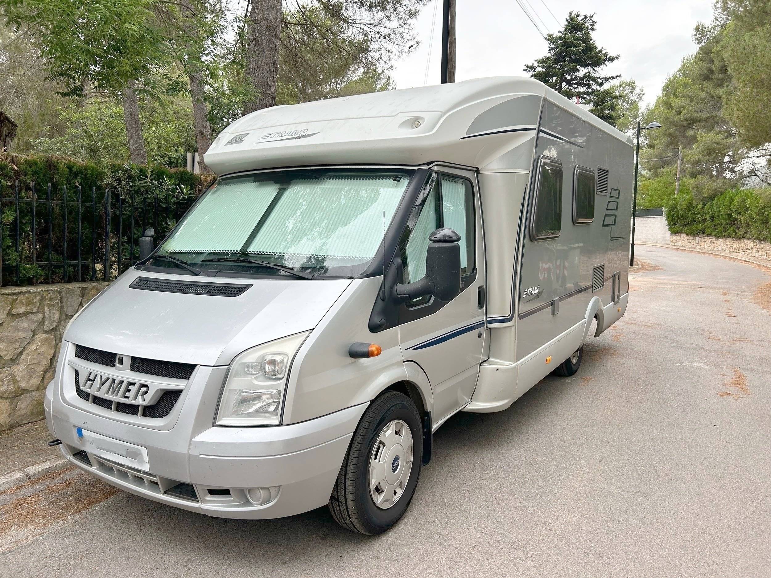 Front view from 3/4 Ford Transit 2,2l TDCi 140 ch. - Yescapa