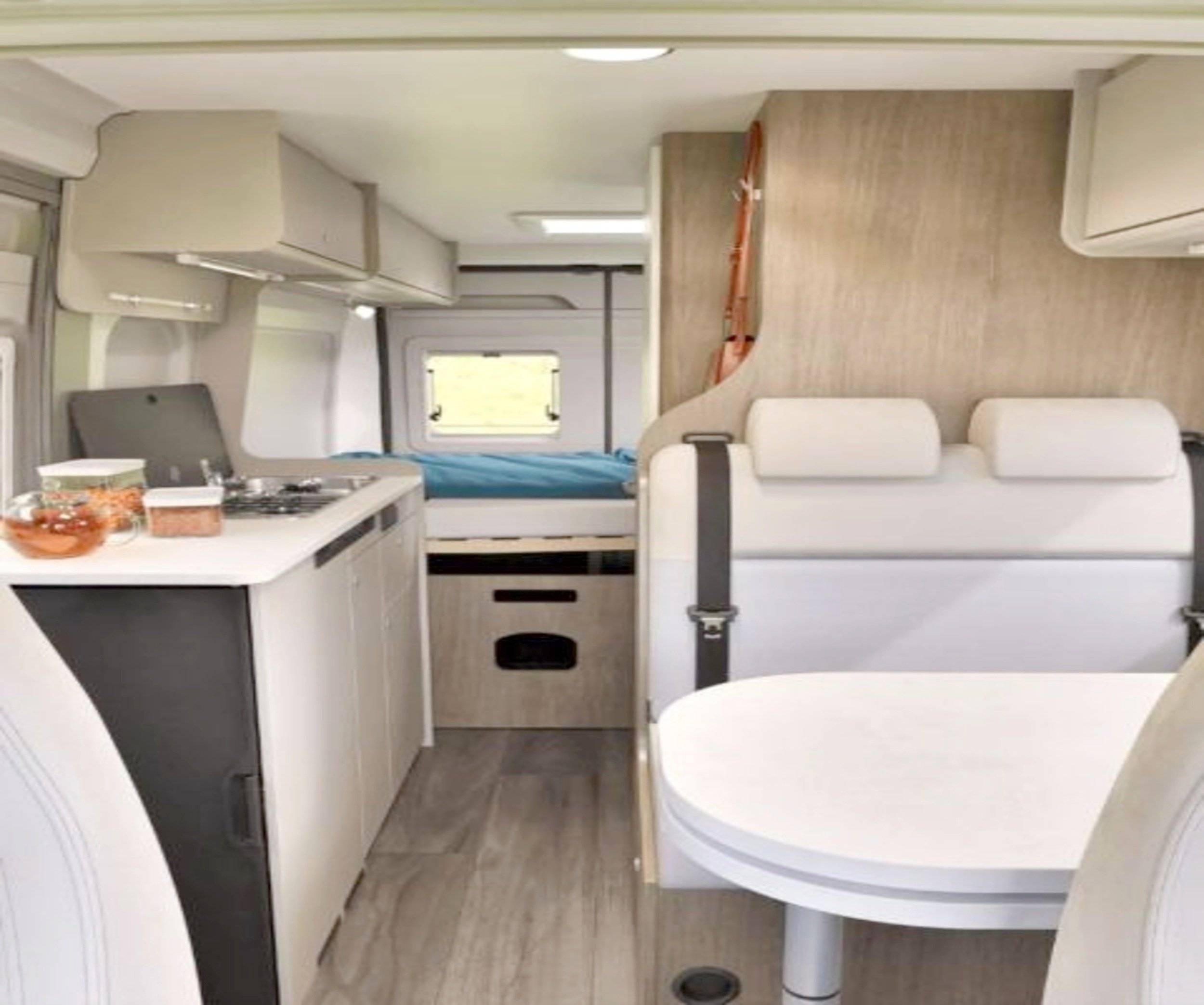 Dining Area Fiat CV600 Pro - Yescapa