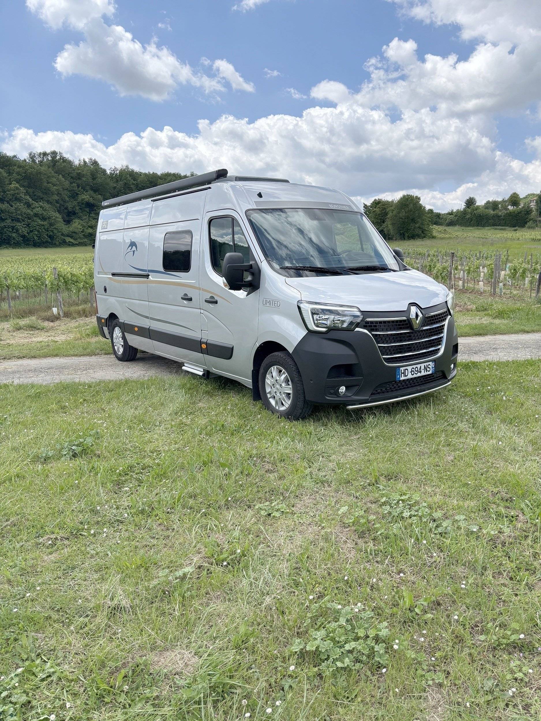 Front view from 3/4 Renault - Yescapa