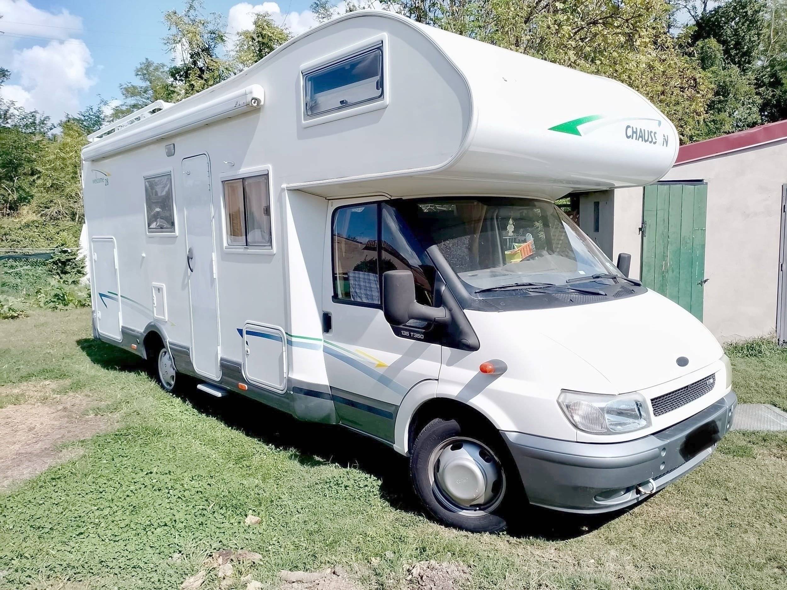 Vue avant de 3/4 Ford Transit 2,4 l 140 ch - Yescapa
