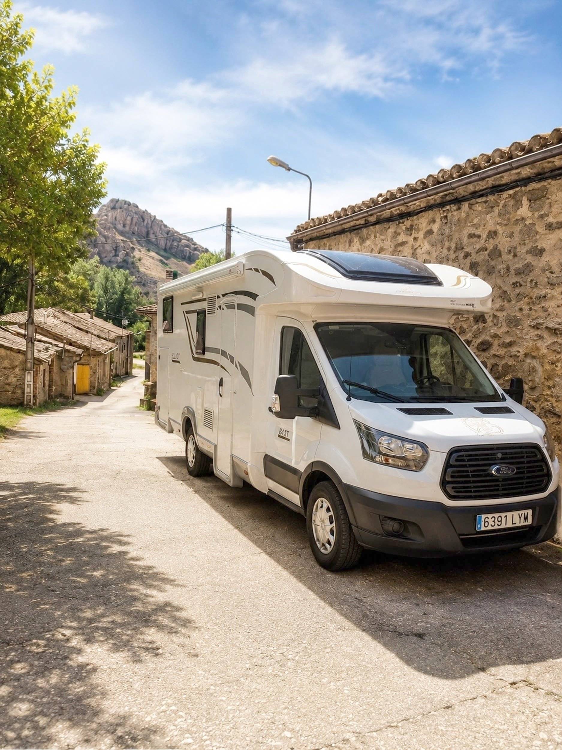 schräge Vorderansicht Ford - Yescapa