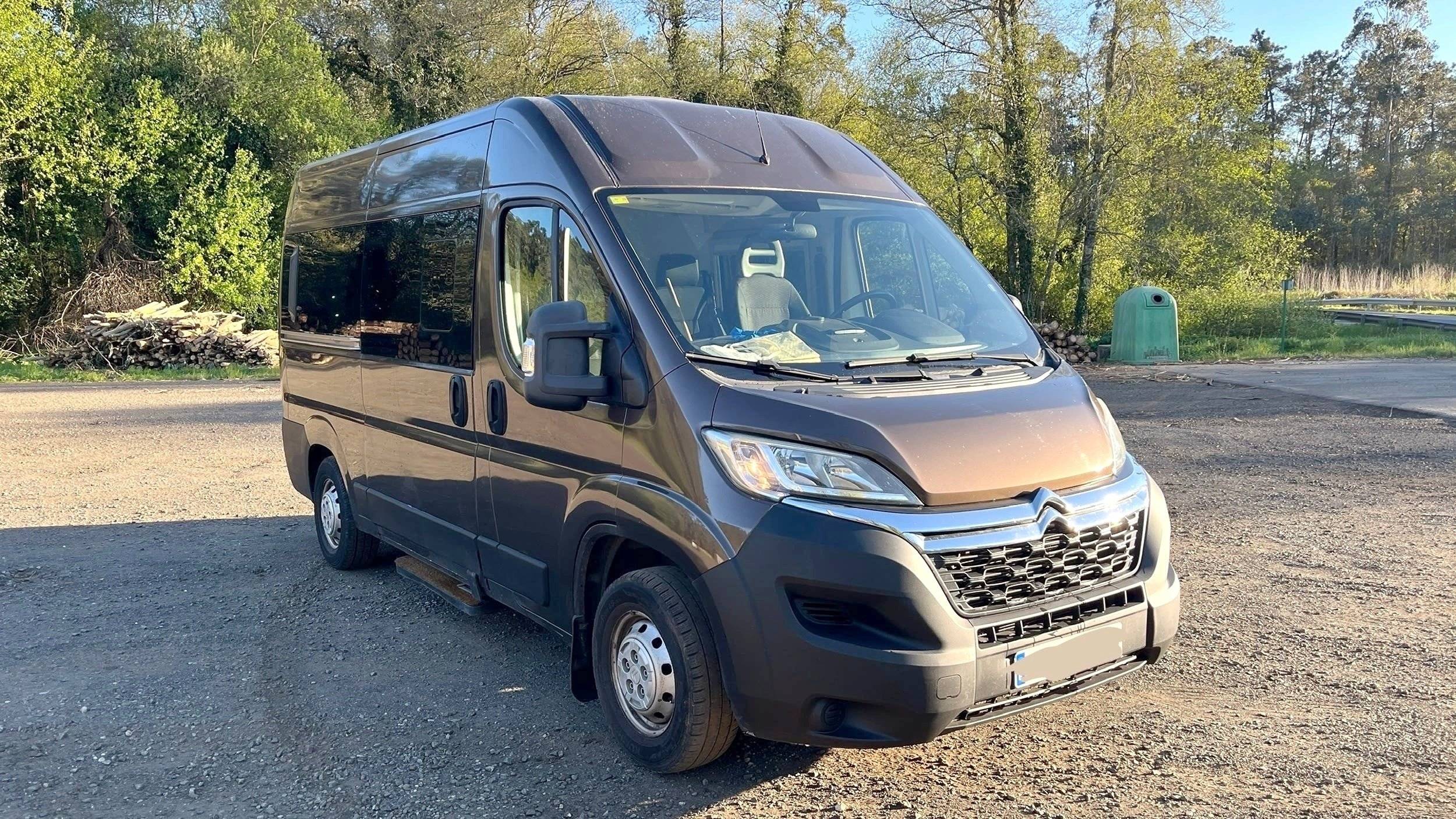 Vista frontale a ¾ Citroën Jumper 2,2 l 130 ch - Yescapa