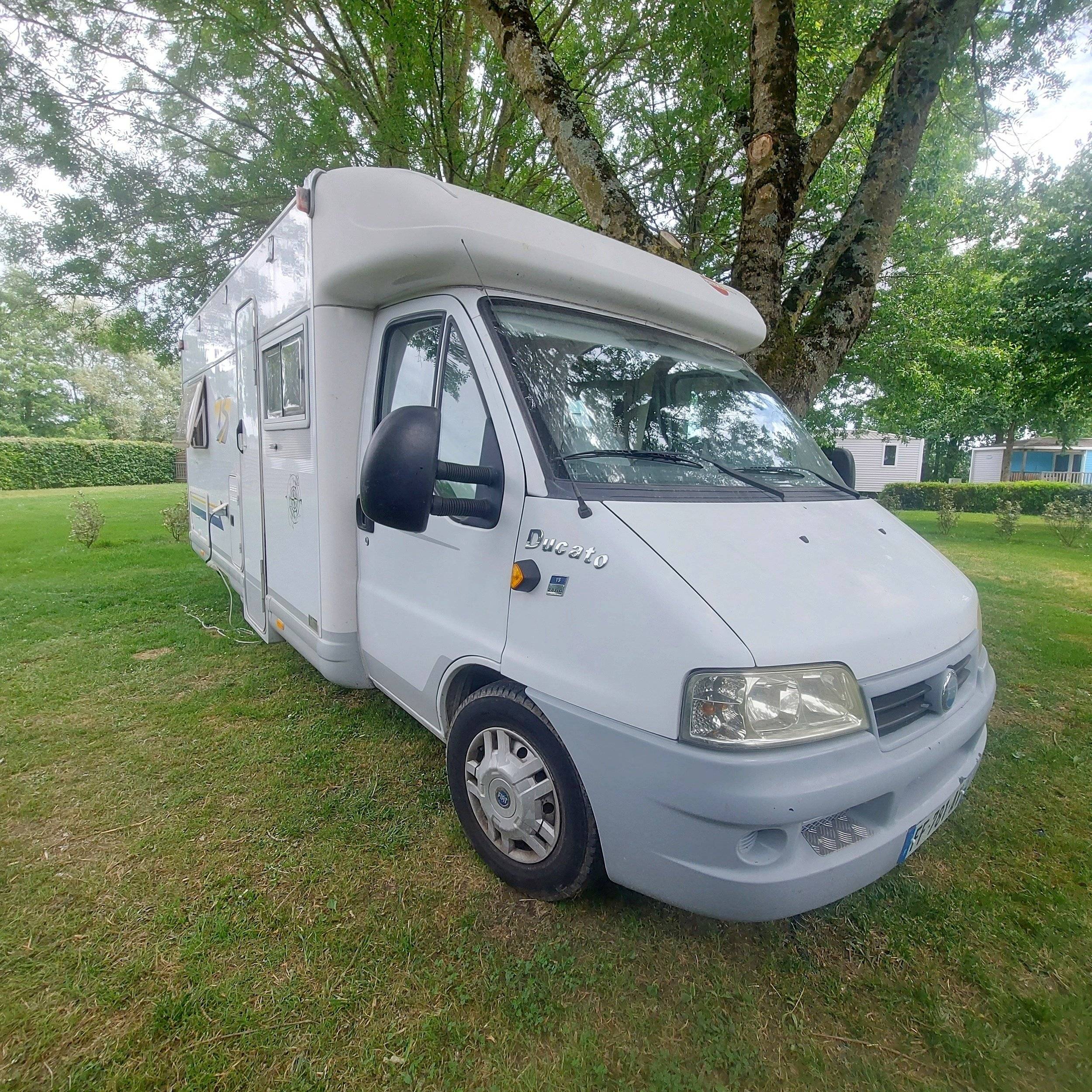 schräge Vorderansicht Fiat Fiat ducato - Yescapa