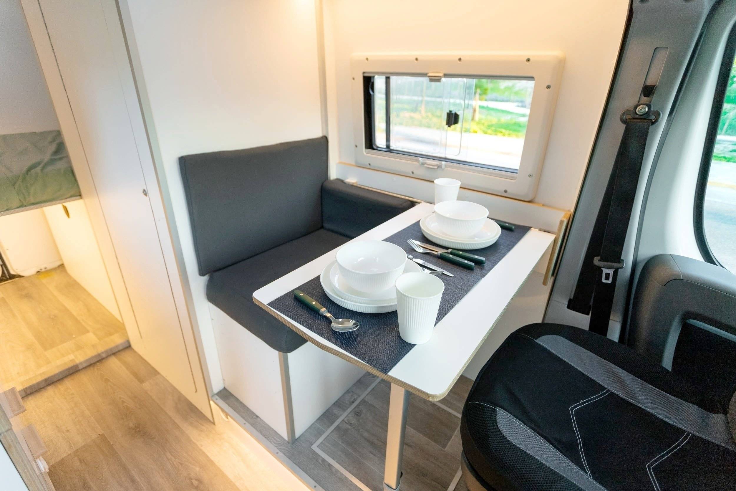 Dining Area Fiat Ducato 120 Multijet - Yescapa