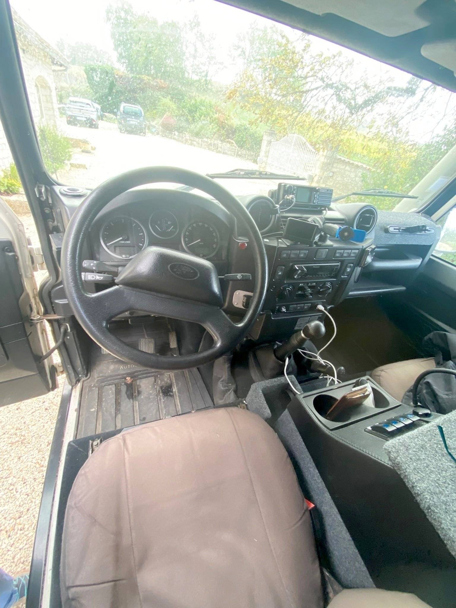 Driver's compartment Land Rover Defender 110 - Yescapa